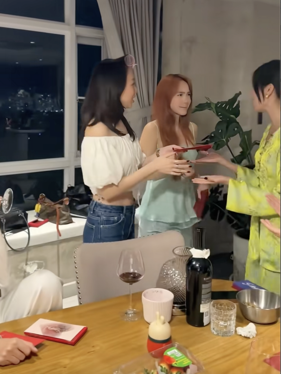 Tóc Tiên không né tránh sau ly hôn- Ảnh 3. Tóc Tiên không né tránh sau ly hôn- Ảnh 3.