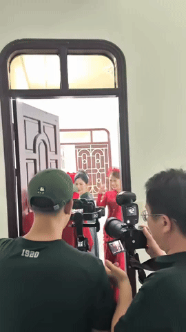 MC Huyền Trang Mù Tạt bị chê “thừa năng lượng” vì loạt hành động trong đám cưới với tuyển thủ Đức Huy - Ảnh 1.