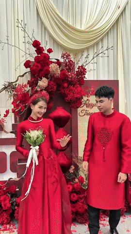 MC Huyền Trang Mù Tạt bị chê “thừa năng lượng” vì loạt hành động trong đám cưới với tuyển thủ Đức Huy - Ảnh 4.