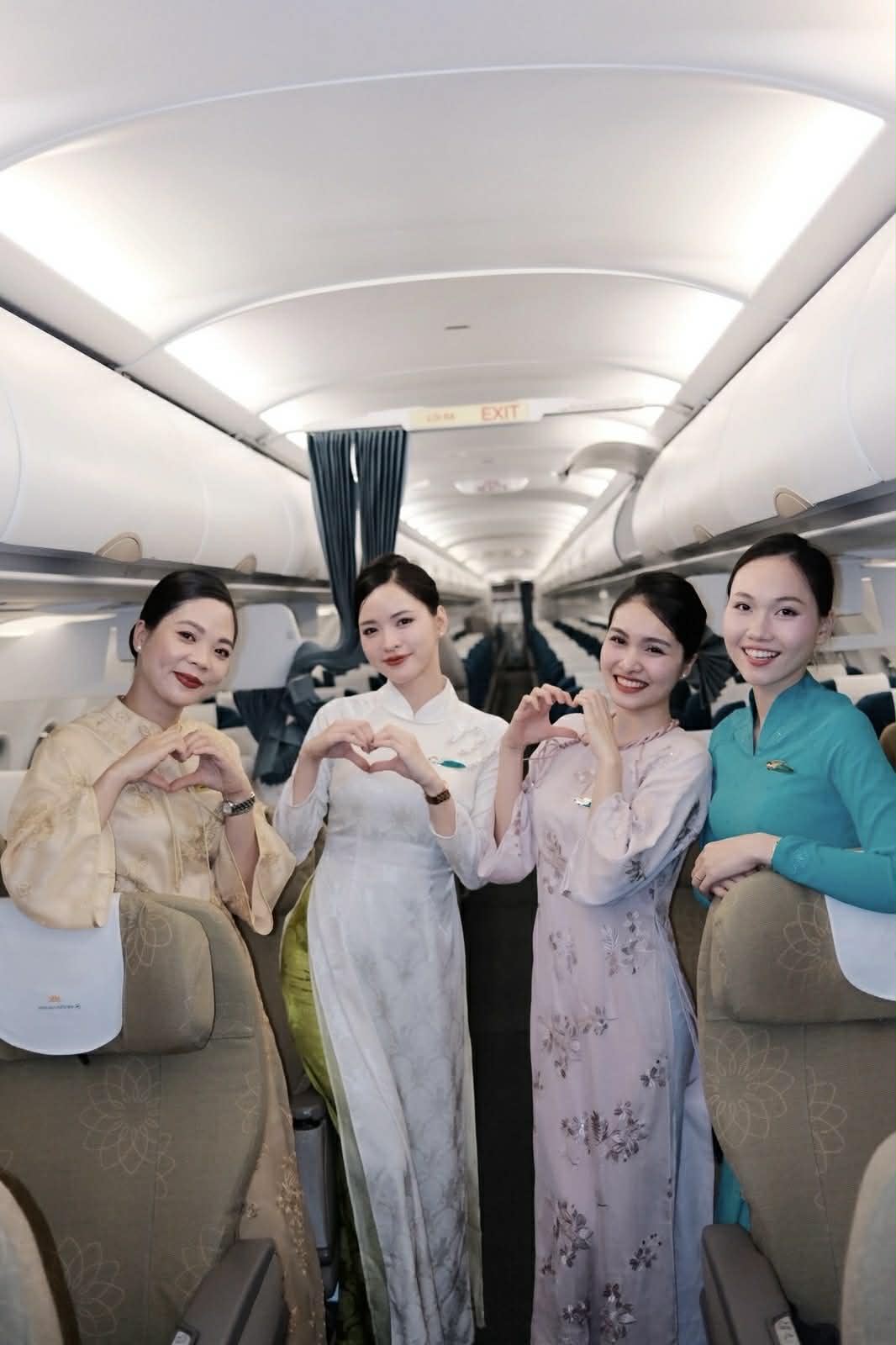 "Rừng hoa xuân" trên độ cao 10.000 mét của Vietnam Airlines: Khi tiếp viên được tự do diện áo dài rực rỡ- Ảnh 10.
