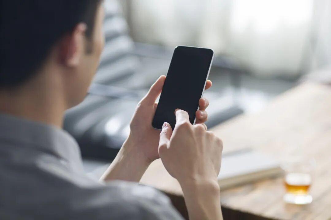 Cảnh báo: Màn hình đang sáng bỗng nhiên tối đen trong 1-2 phút, tiền trong tài khoản không cánh mà bay- Ảnh 1.