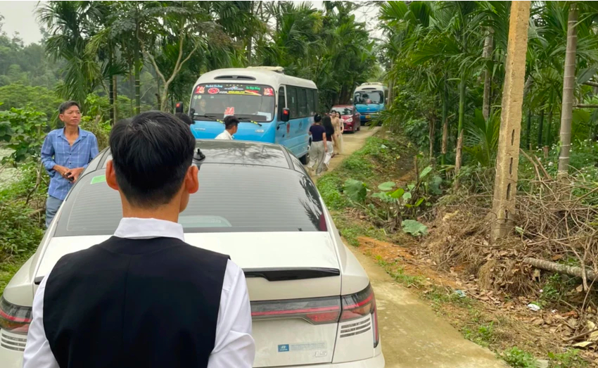 Nhà gái hò nhau cùng khiêng ô tô chắn đường đưa dâu, "rút kinh nghiệm vụ ở Hà Tĩnh"- Ảnh 1.