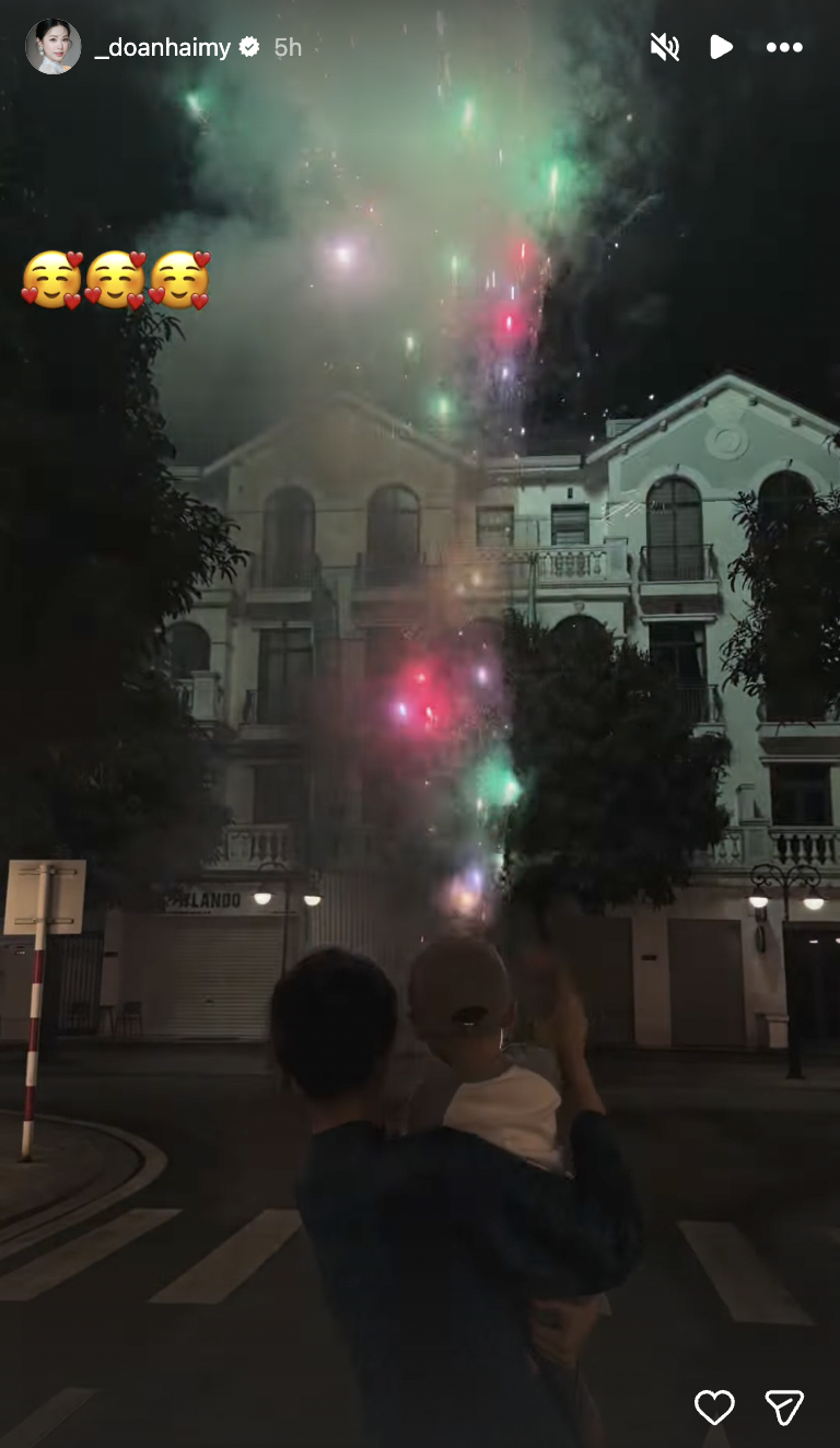 Doãn Hải My bế con ngắm pháo hoa ở khu biệt thự bạc tỷ, một câu nói của bà ngoại về Văn Hậu cực viral - Ảnh 1.