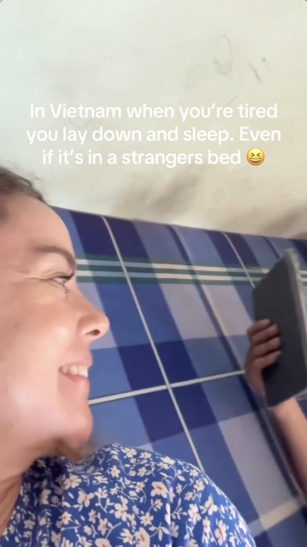 Nữ khách Tây bối rối khi được ông chú miền Tây mời lên giường ngủ chung với vợ con - Ảnh 4.