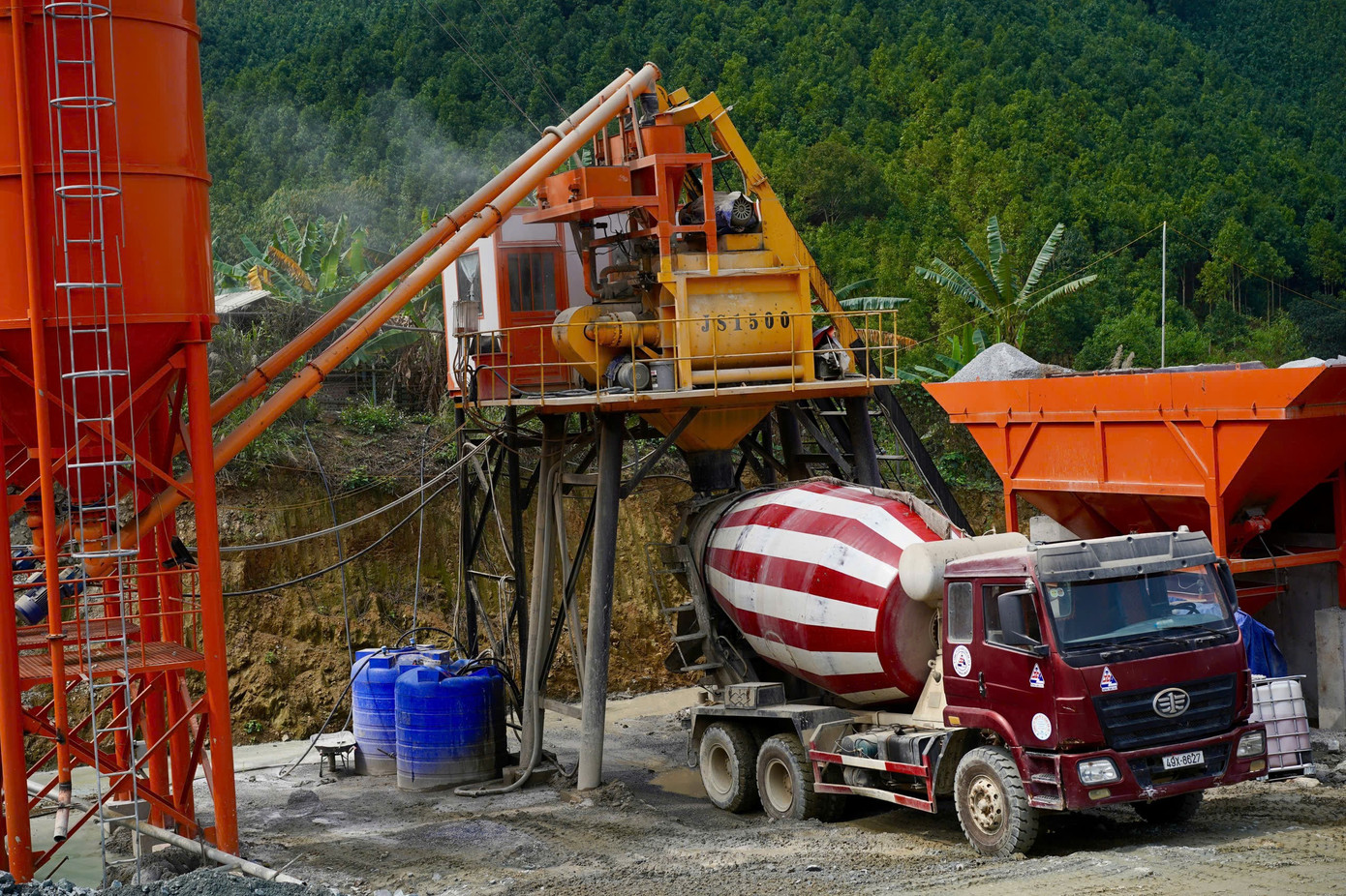 Toàn cảnh công trường mở rộng cao tốc Nội Bài – Lào Cai sau kỳ nghỉ Tết- Ảnh 4.