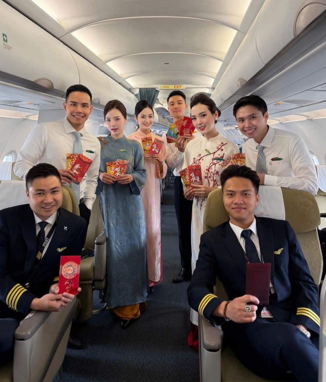 "Rừng hoa xuân" trên độ cao 10.000 mét của Vietnam Airlines: Khi tiếp viên được tự do diện áo dài rực rỡ- Ảnh 8.