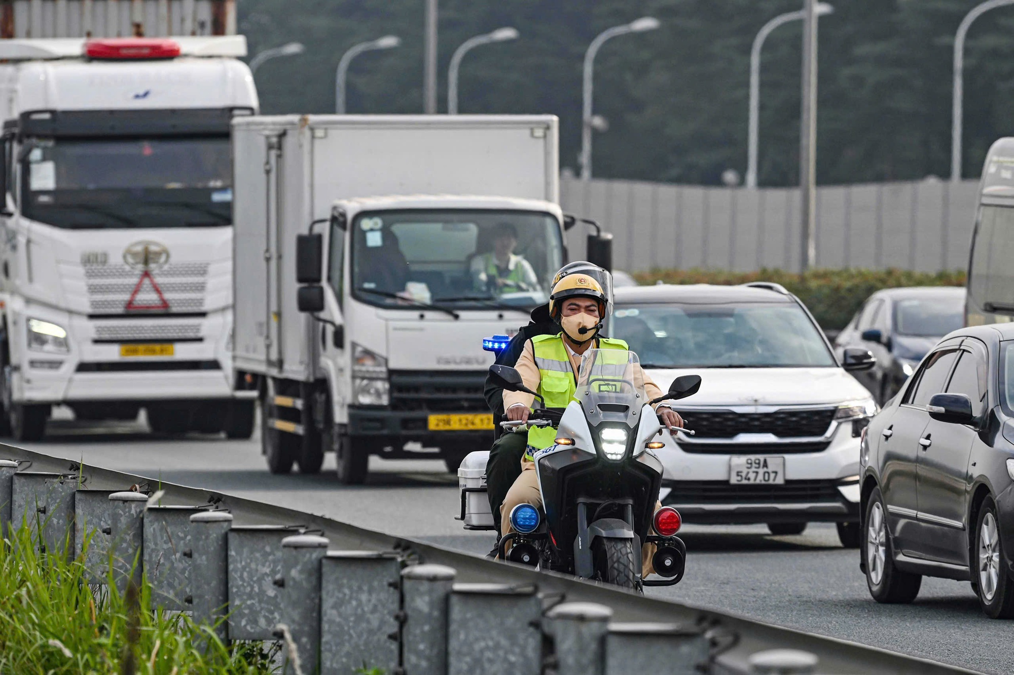 CSGT toàn quốc kiểm tra nồng độ cồn từ 10 giờ sáng mùng 1 Tết Bính Ngọ 2026 - Ảnh 2. CSGT toàn quốc kiểm tra nồng độ cồn từ 10 giờ sáng mùng 1 Tết Bính Ngọ 2026 - Ảnh 2.