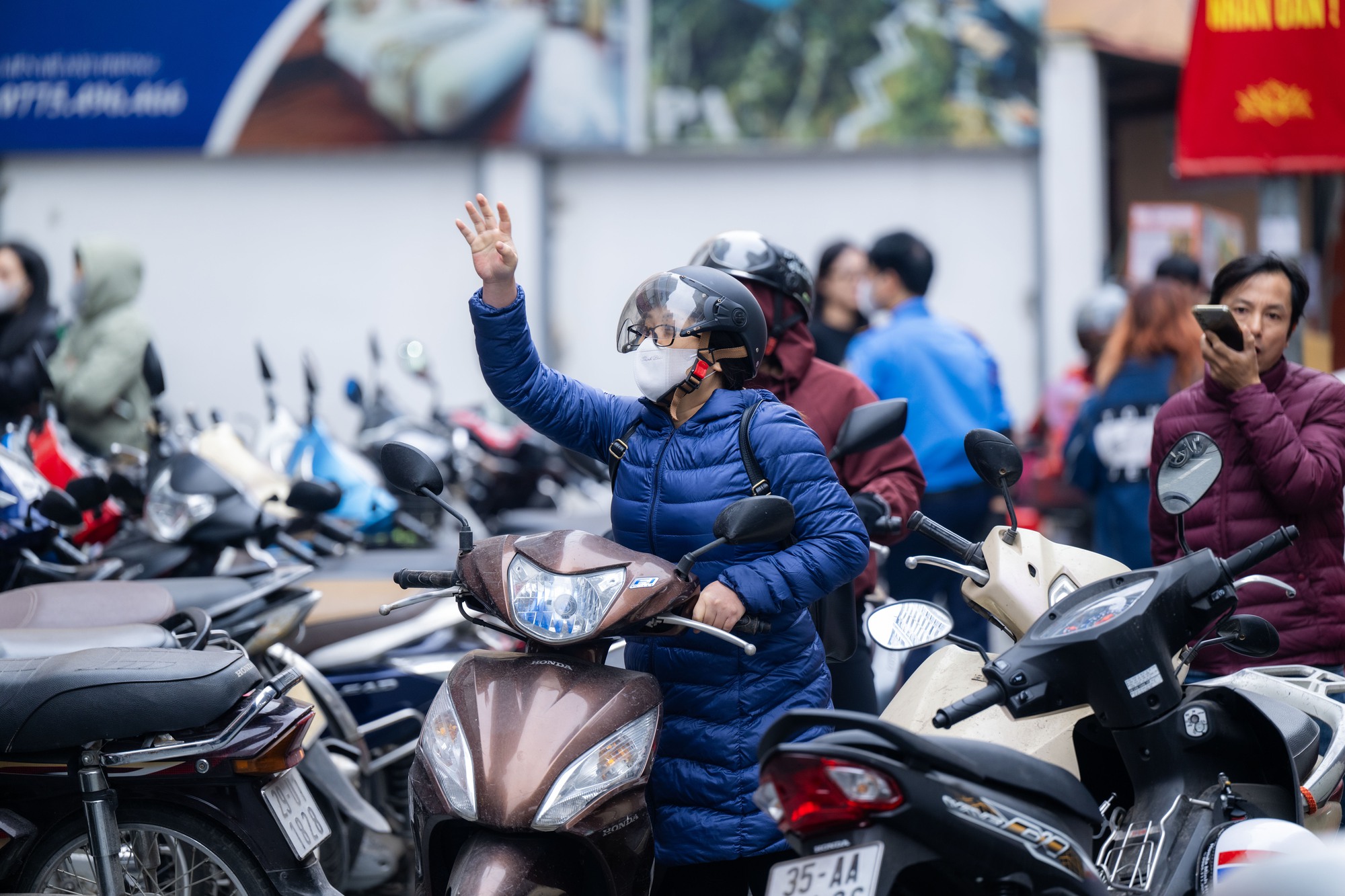 Cảnh lạ trên phố Cầu Giấy những ngày này: Người dân xếp hàng từ sáng sớm, cửa hàng giới hạn số lượng đón tiếp- Ảnh 4.