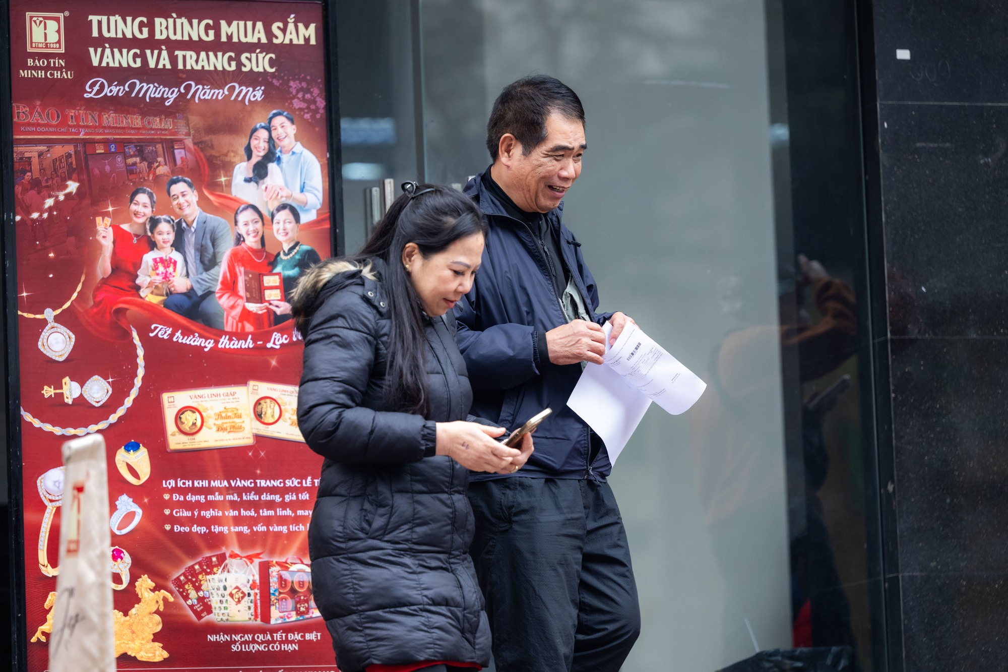 Cảnh lạ trên phố Cầu Giấy những ngày này: Người dân xếp hàng từ sáng sớm, cửa hàng giới hạn số lượng đón tiếp- Ảnh 5.