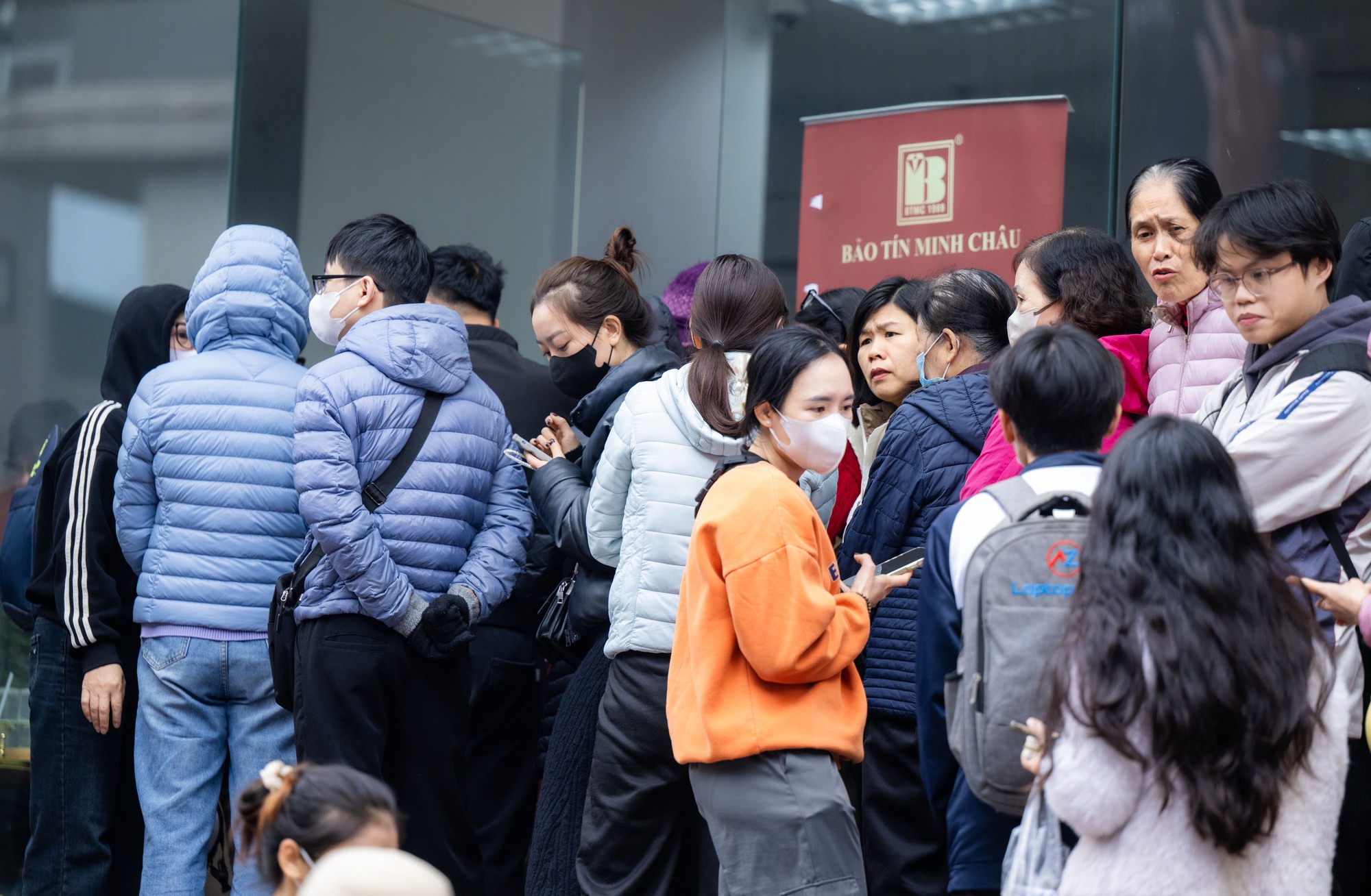 Cảnh lạ trên phố Cầu Giấy những ngày này: Người dân xếp hàng từ sáng sớm, cửa hàng giới hạn số lượng đón tiếp- Ảnh 9.