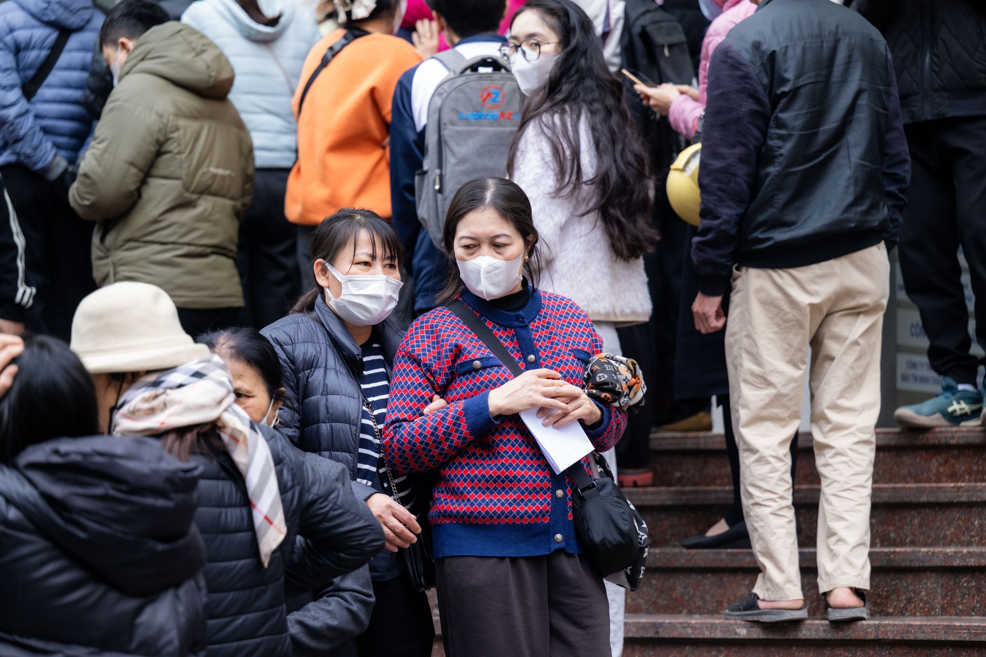 Cảnh lạ trên phố Cầu Giấy những ngày này: Người dân xếp hàng từ sáng sớm, cửa hàng giới hạn số lượng đón tiếp- Ảnh 1.