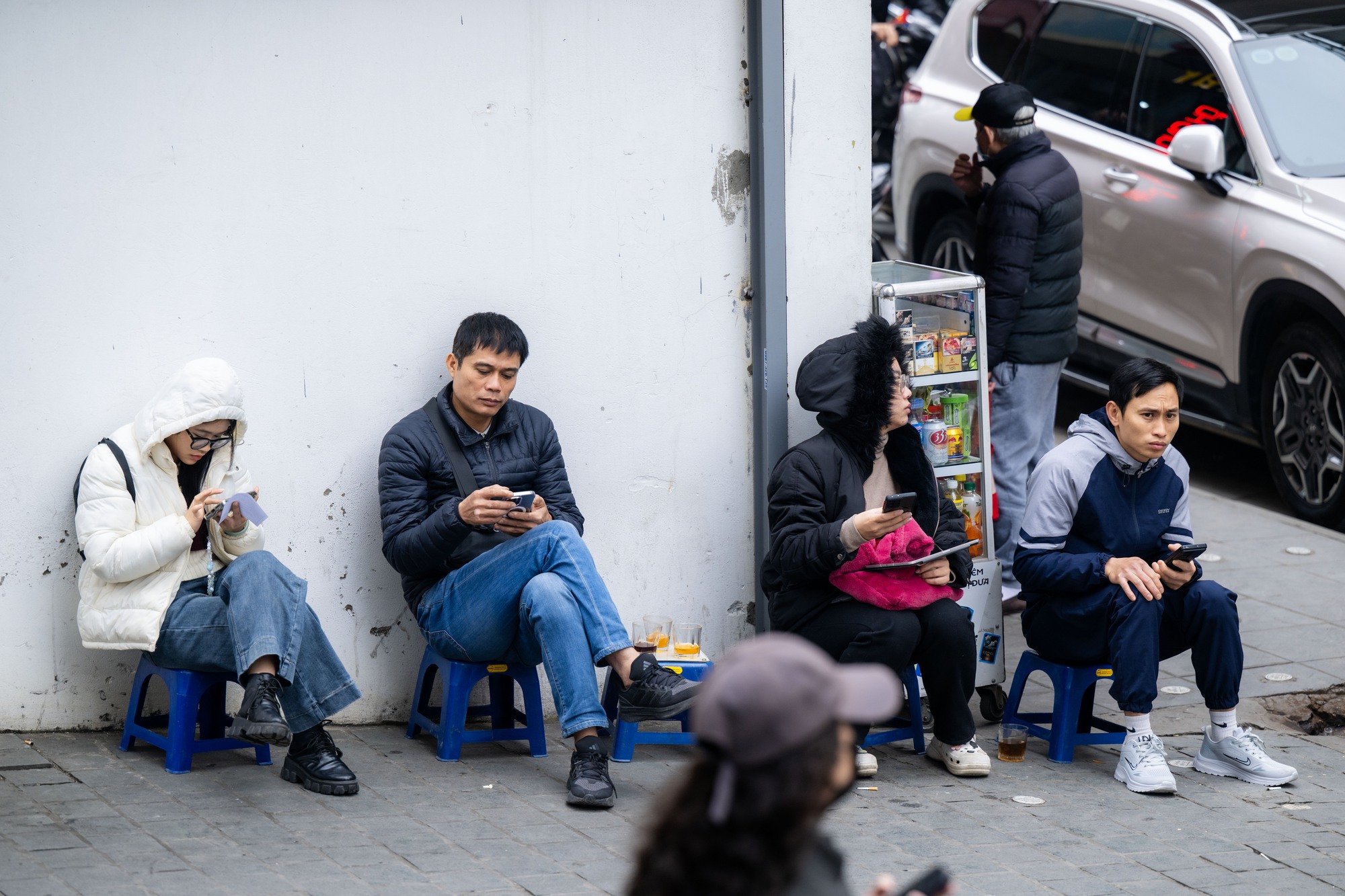 Cảnh lạ trên phố Cầu Giấy những ngày này: Người dân xếp hàng từ sáng sớm, cửa hàng giới hạn số lượng đón tiếp- Ảnh 2.