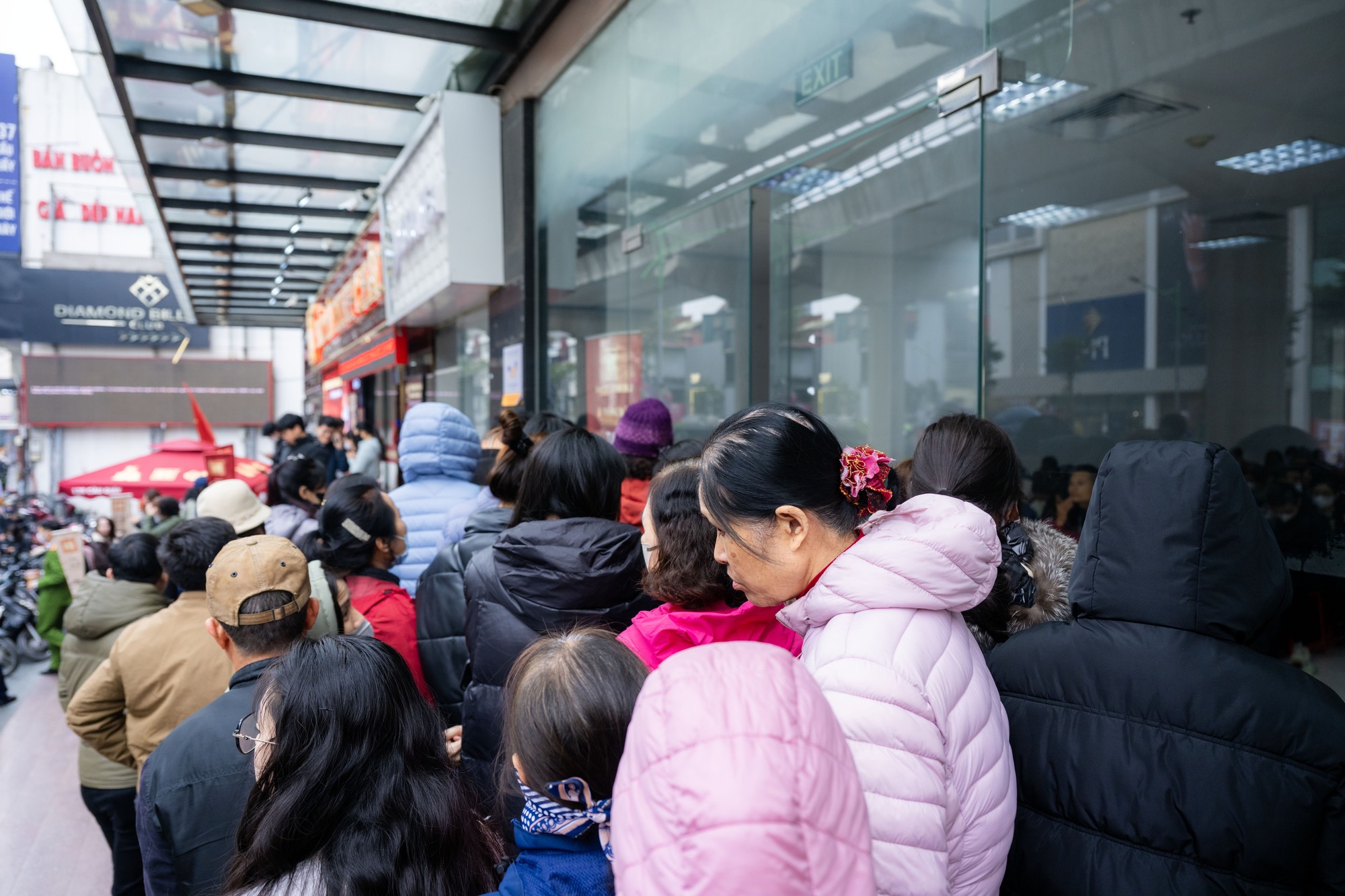 Cảnh lạ trên phố Cầu Giấy những ngày này: Người dân xếp hàng từ sáng sớm, cửa hàng giới hạn số lượng đón tiếp- Ảnh 13.