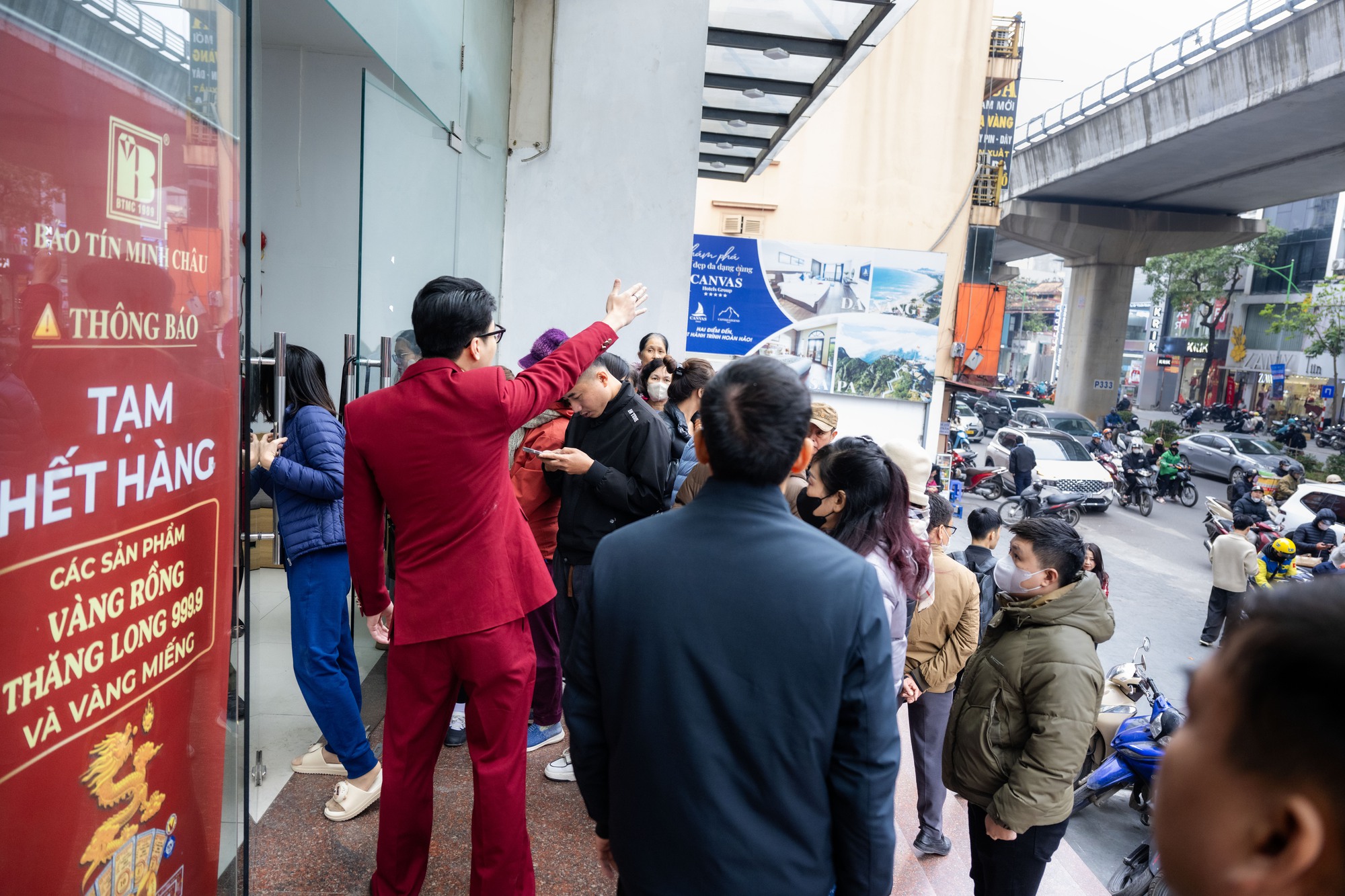 Cảnh lạ trên phố Cầu Giấy những ngày này: Người dân xếp hàng từ sáng sớm, cửa hàng giới hạn số lượng đón tiếp- Ảnh 8.