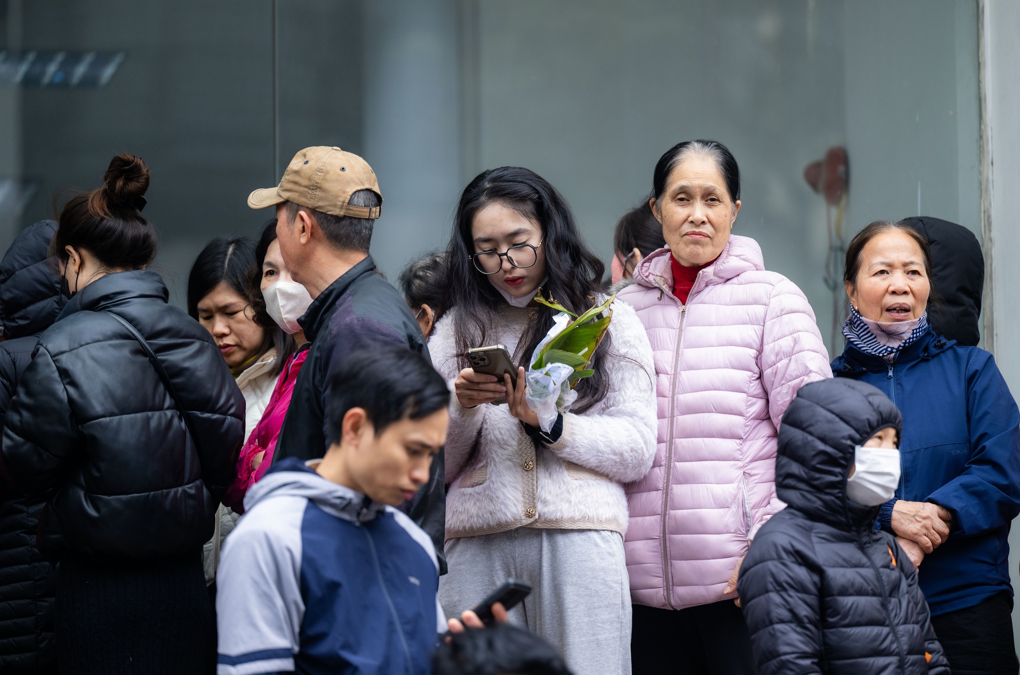 Cảnh lạ trên phố Cầu Giấy những ngày này: Người dân xếp hàng từ sáng sớm, cửa hàng giới hạn số lượng đón tiếp- Ảnh 12.