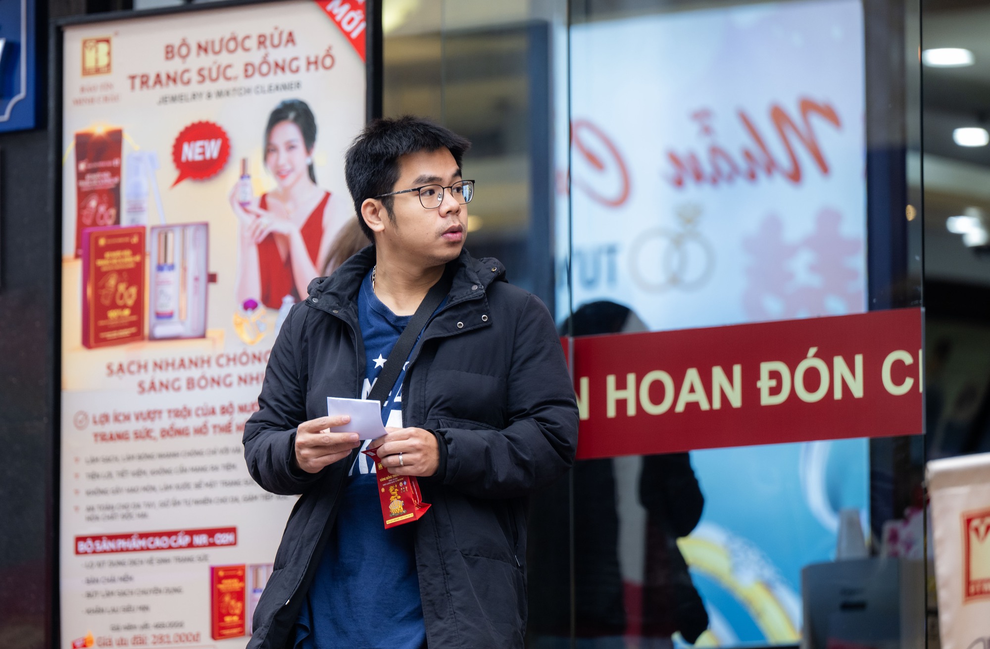 Cảnh lạ trên phố Cầu Giấy những ngày này: Người dân xếp hàng từ sáng sớm, cửa hàng giới hạn số lượng đón tiếp- Ảnh 11.