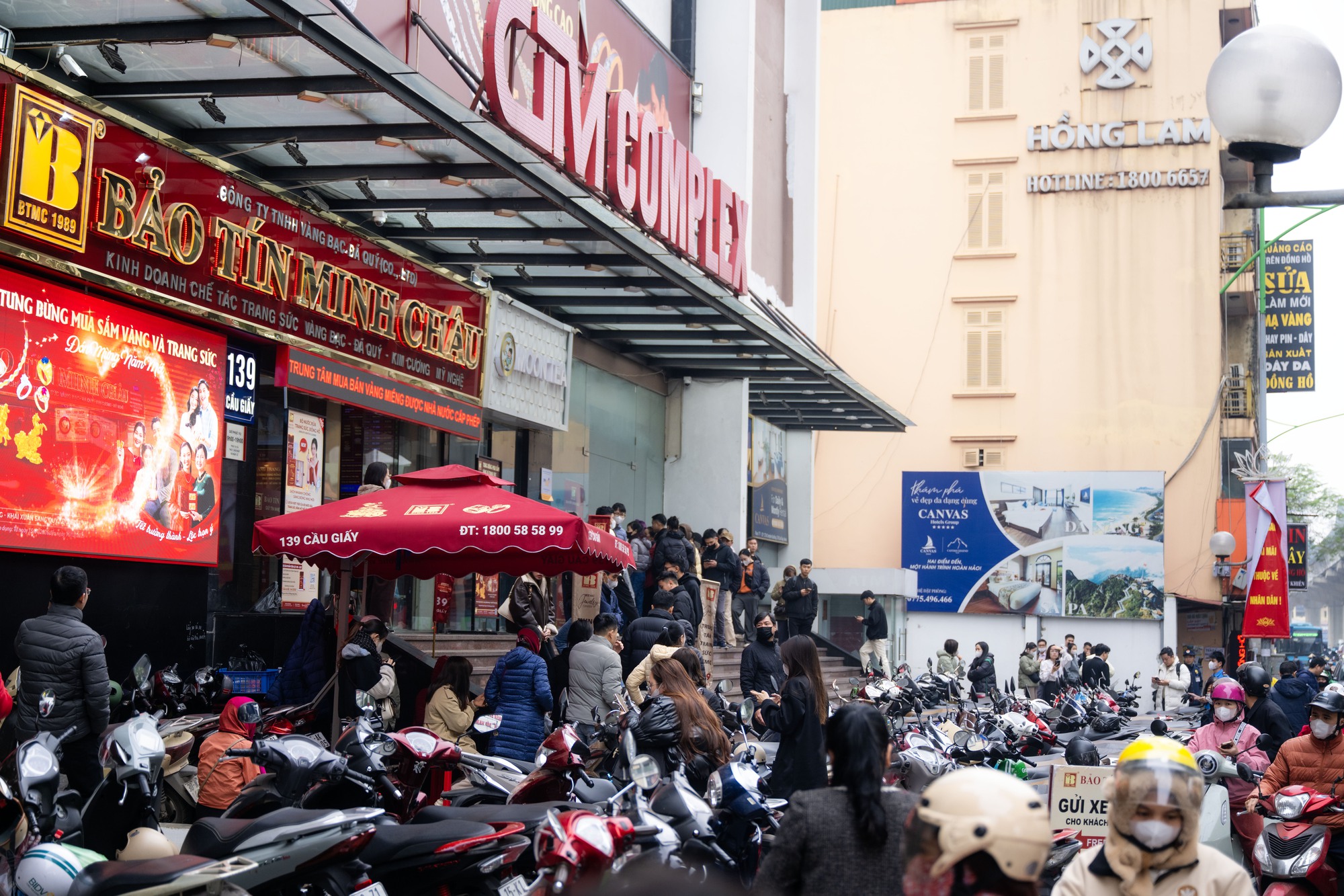 Cảnh lạ trên phố Cầu Giấy những ngày này: Người dân xếp hàng từ sáng sớm, cửa hàng giới hạn số lượng đón tiếp- Ảnh 10.