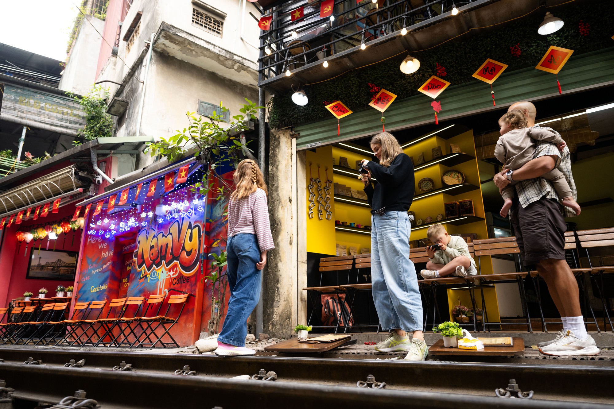 Cà phê đường tàu Khâm Thiên: Kiểm tra buổi sáng, buổi chiều khách đã ngồi kín, háo hức chờ nhặt nắp chai cán bẹp- Ảnh 13.