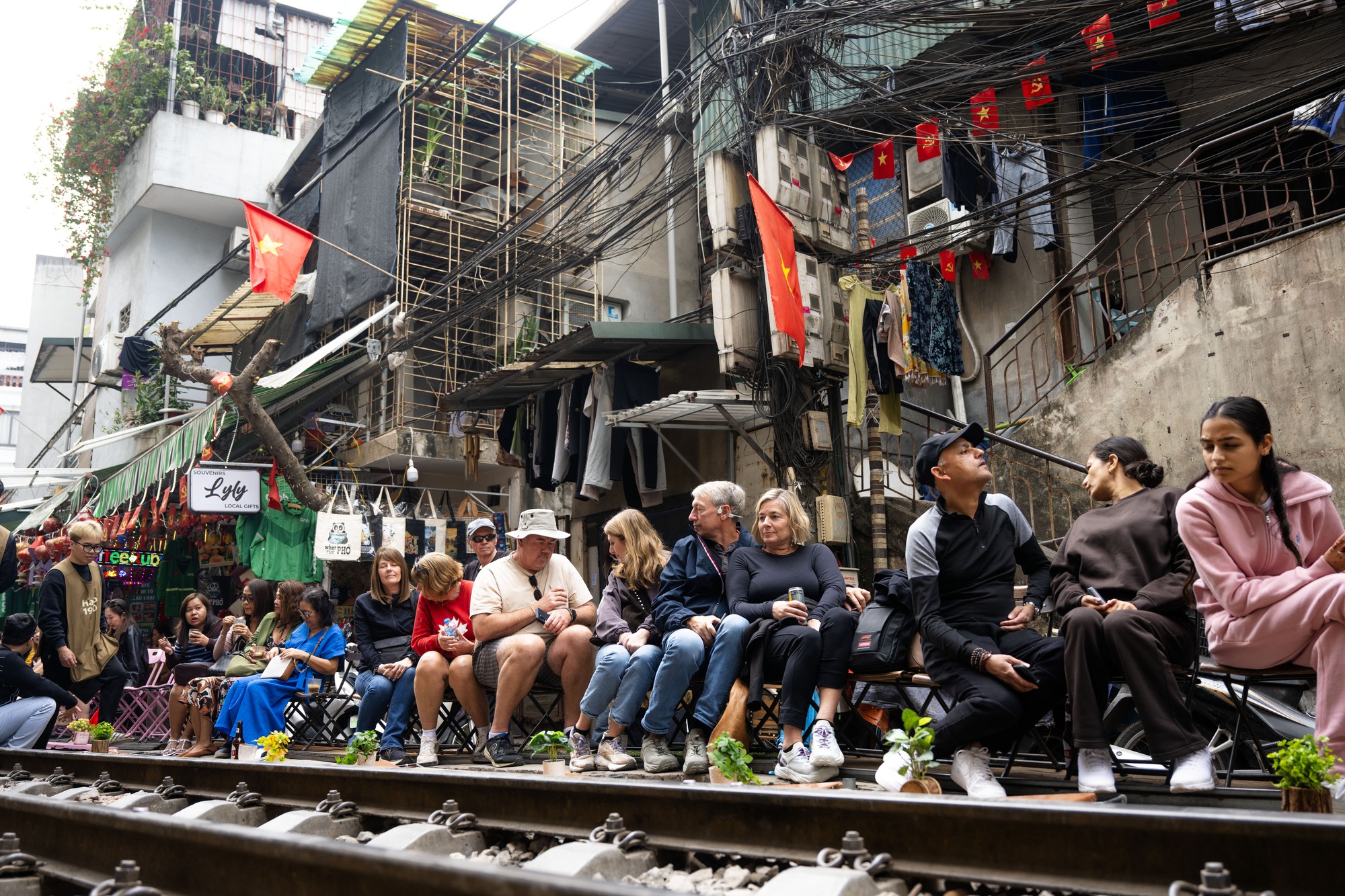 Cà phê đường tàu Khâm Thiên: Kiểm tra buổi sáng, buổi chiều khách đã ngồi kín, háo hức chờ nhặt nắp chai cán bẹp- Ảnh 2.