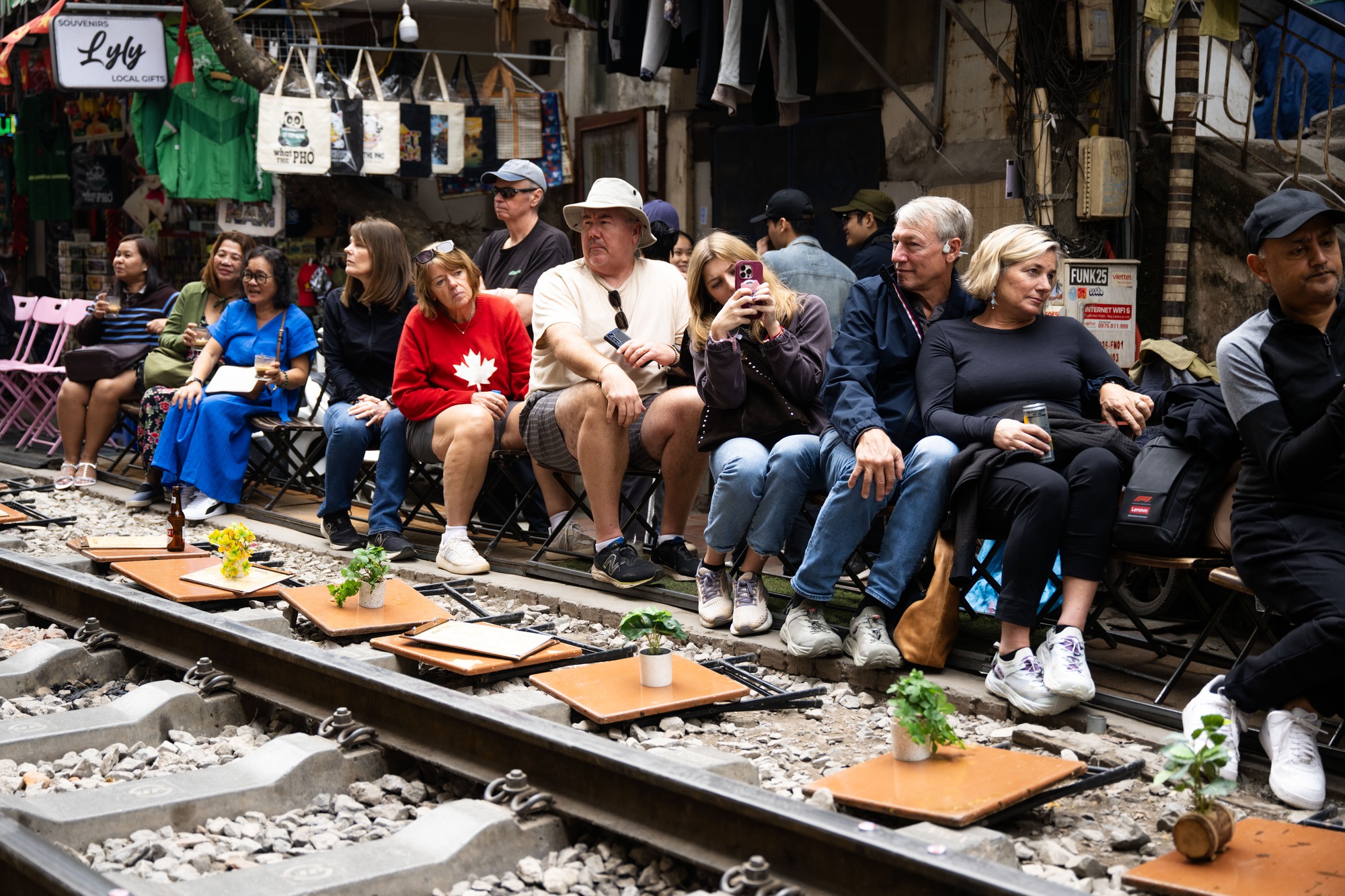 Cà phê đường tàu Khâm Thiên: Kiểm tra buổi sáng, buổi chiều khách đã ngồi kín, háo hức chờ nhặt nắp chai cán bẹp- Ảnh 10.