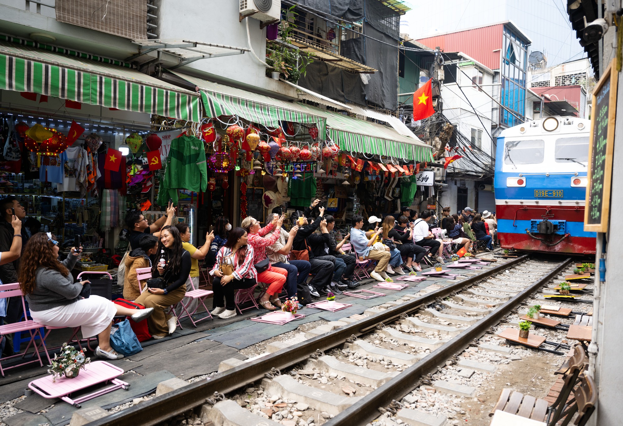 Cà phê đường tàu Khâm Thiên: Kiểm tra buổi sáng, buổi chiều khách đã ngồi kín, háo hức chờ nhặt nắp chai cán bẹp- Ảnh 5.