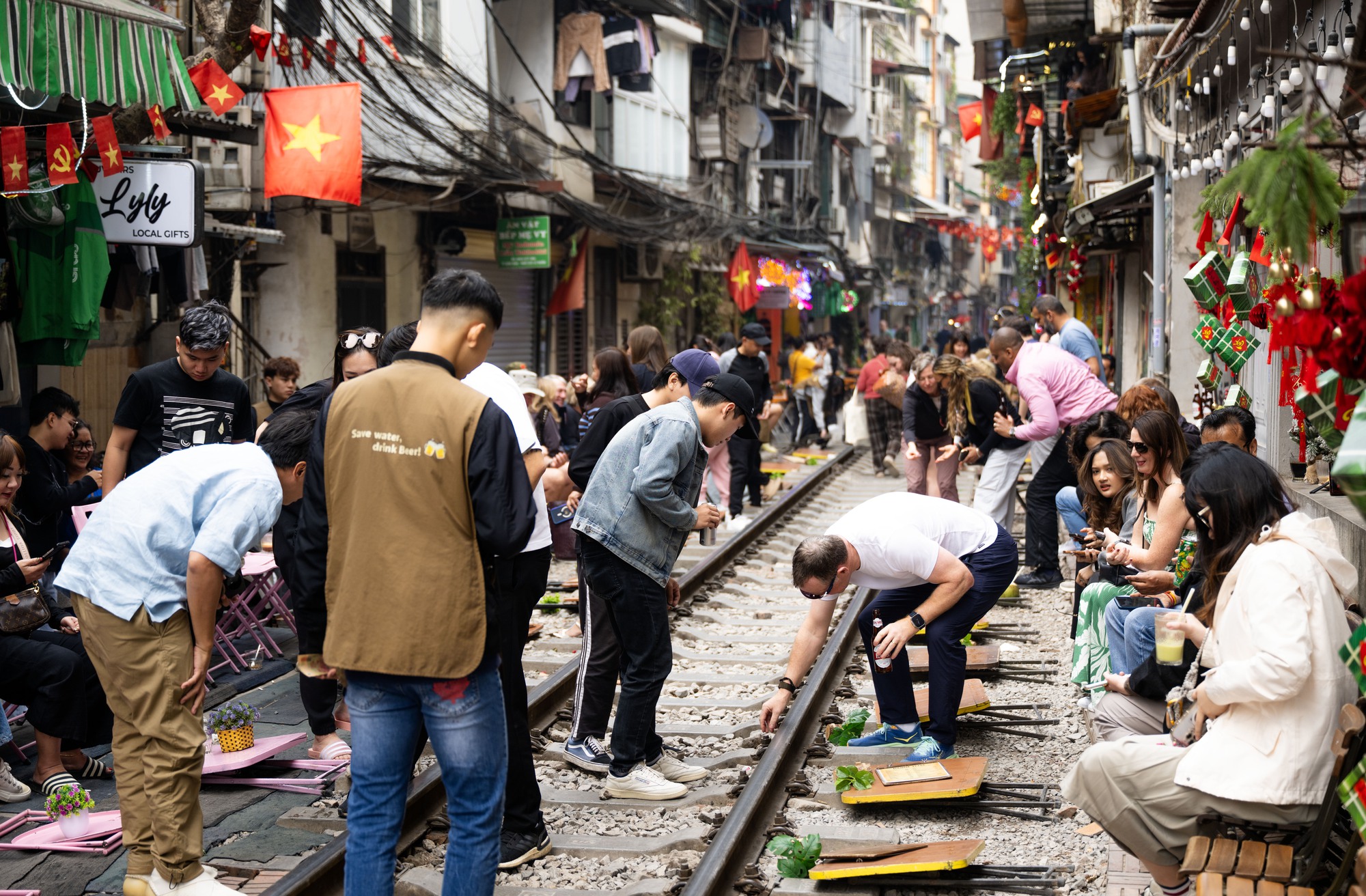 Cà phê đường tàu Khâm Thiên: Kiểm tra buổi sáng, buổi chiều khách đã ngồi kín, háo hức chờ nhặt nắp chai cán bẹp- Ảnh 3.