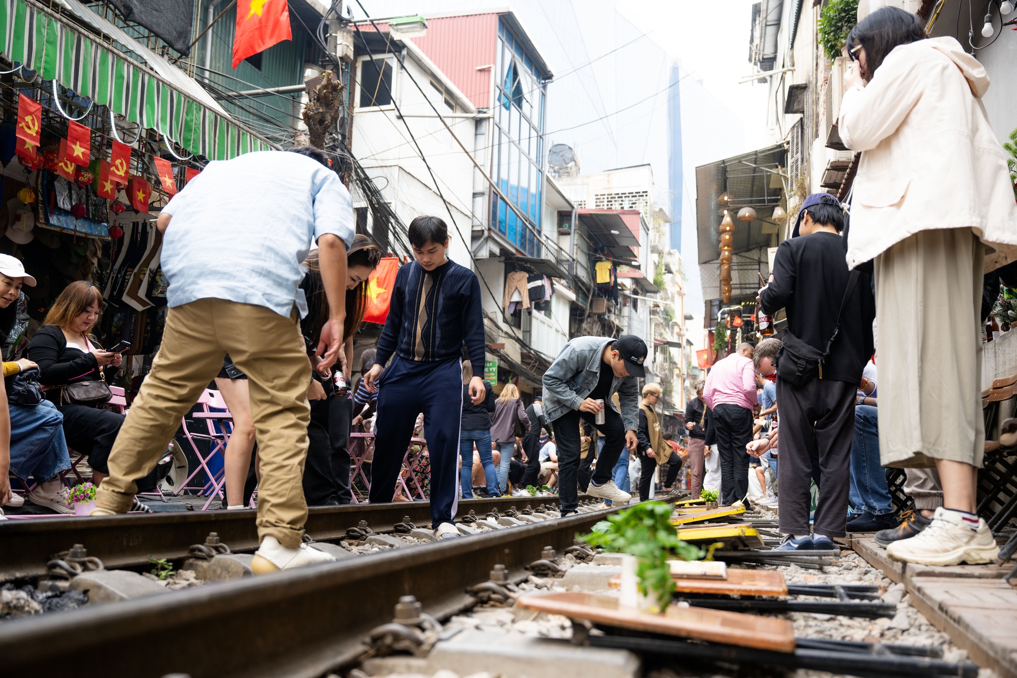 Cà phê đường tàu Khâm Thiên: Kiểm tra buổi sáng, buổi chiều khách đã ngồi kín, háo hức chờ nhặt nắp chai cán bẹp- Ảnh 11.