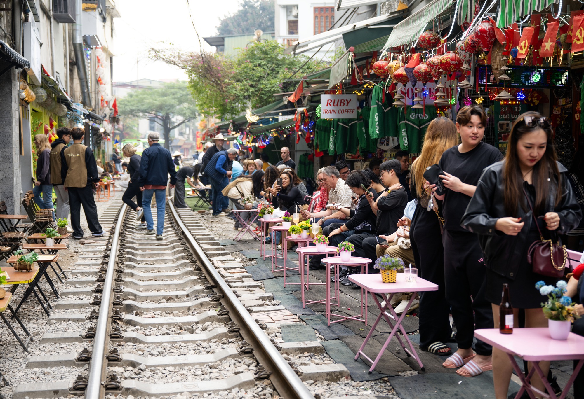 Cà phê đường tàu Khâm Thiên: Kiểm tra buổi sáng, buổi chiều khách đã ngồi kín, háo hức chờ nhặt nắp chai cán bẹp- Ảnh 6.