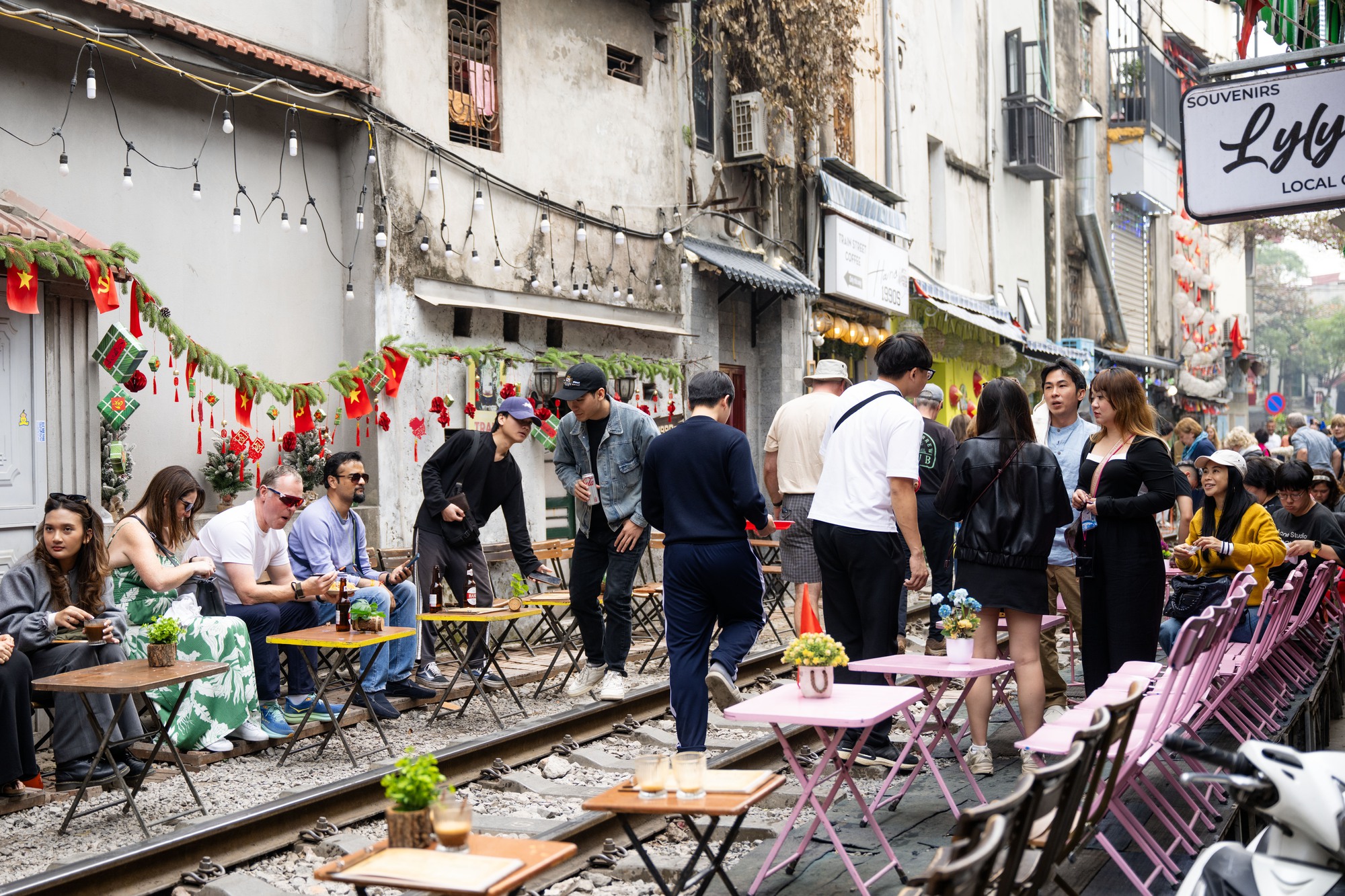 Cà phê đường tàu Khâm Thiên: Kiểm tra buổi sáng, buổi chiều khách đã ngồi kín, háo hức chờ nhặt nắp chai cán bẹp- Ảnh 4.
