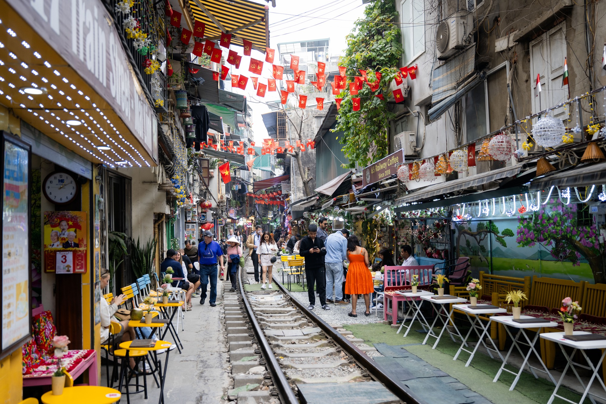 Cà phê đường tàu Khâm Thiên: Kiểm tra buổi sáng, buổi chiều khách đã ngồi kín, háo hức chờ nhặt nắp chai cán bẹp- Ảnh 8.