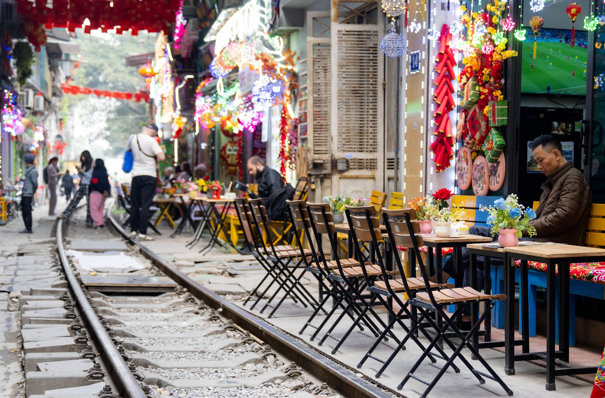 Cà phê đường tàu Khâm Thiên: Kiểm tra buổi sáng, buổi chiều khách đã ngồi kín, háo hức chờ nhặt nắp chai cán bẹp- Ảnh 9.