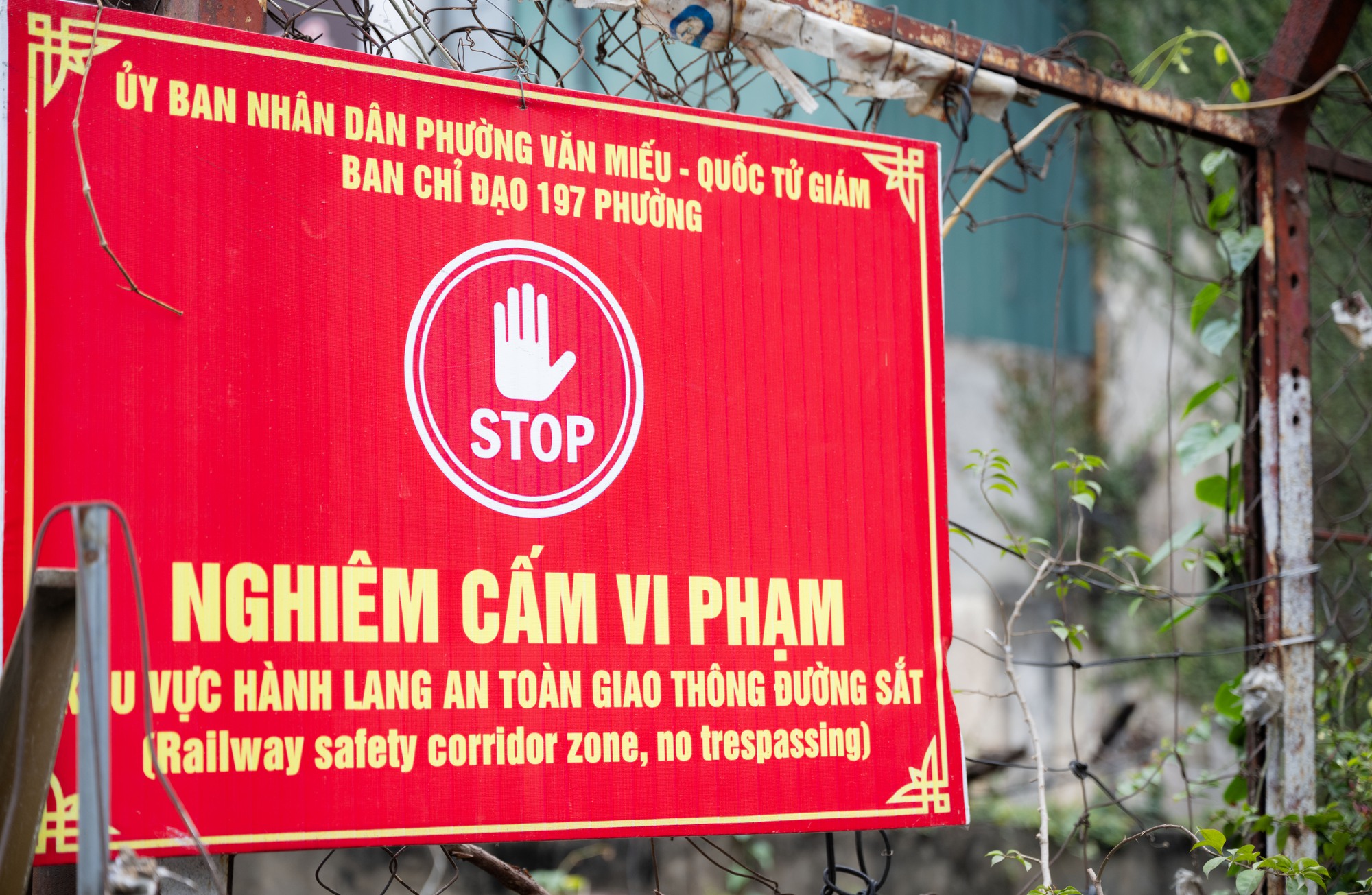 Cà phê đường tàu Khâm Thiên: Kiểm tra buổi sáng, buổi chiều khách đã ngồi kín, háo hức chờ nhặt nắp chai cán bẹp- Ảnh 1.