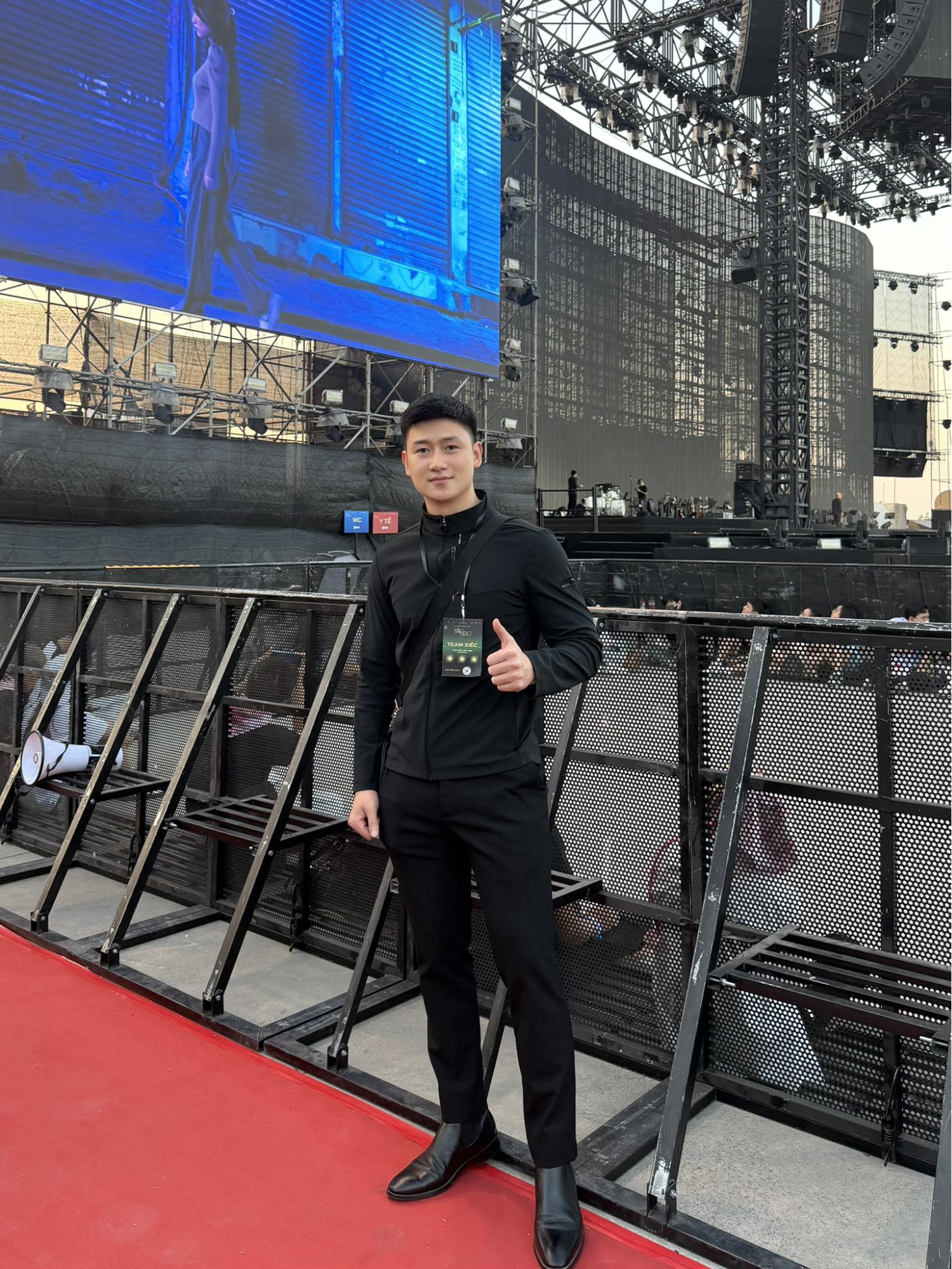 Người đàn ông được tìm kiếm nhiều nhất trong fan concert Hòa Minzy- Ảnh 6.