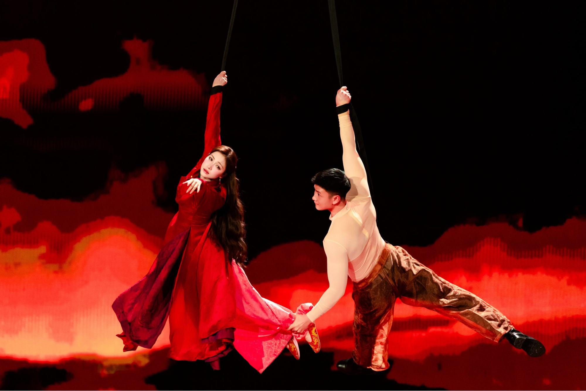 Người đàn ông được tìm kiếm nhiều nhất trong fan concert Hòa Minzy- Ảnh 2.