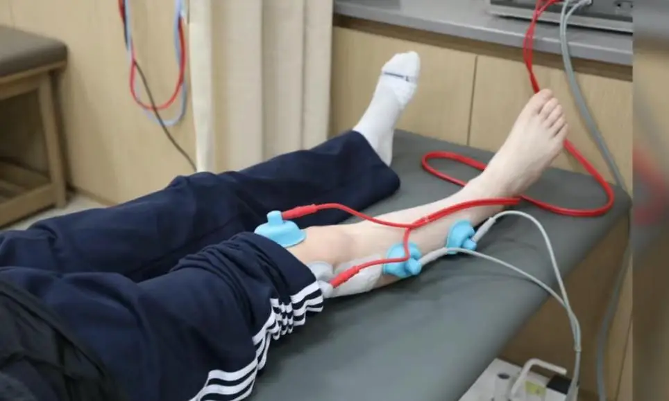 Nam sinh lớp 10 bỗng liệt nửa người vì thói quen ngồi "vạn người mê", bác sĩ cảnh báo: Có thể gây tàn tật suốt đời- Ảnh 2.