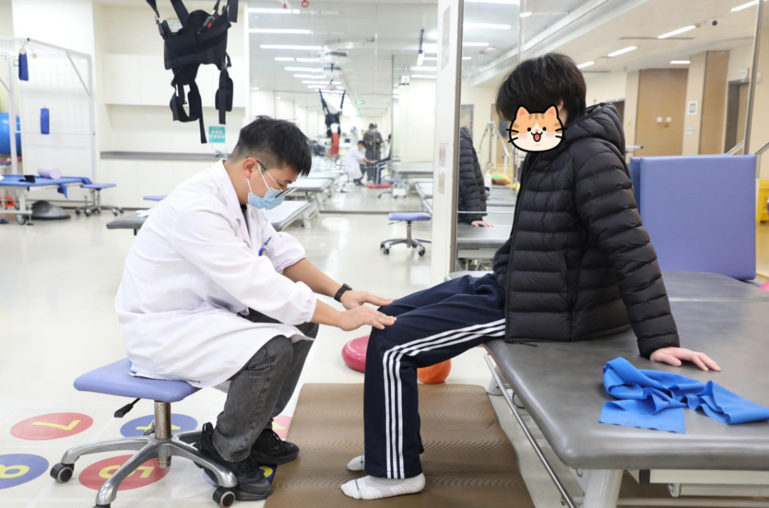 Nam sinh lớp 10 bỗng liệt nửa người vì thói quen ngồi "vạn người mê", bác sĩ cảnh báo: Có thể gây tàn tật suốt đời- Ảnh 1.