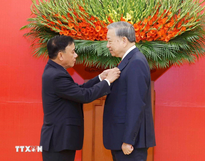 Trao Huy hiệu 45 năm tuổi Đảng tặng Tổng Bí thư Tô Lâm - Ảnh 1.