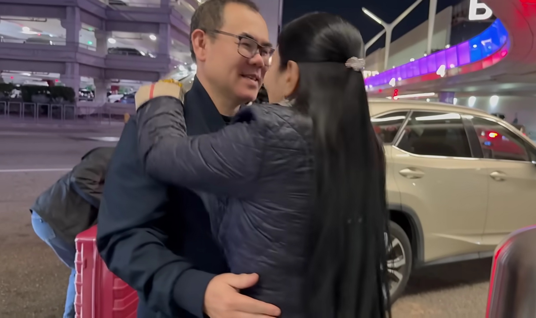 Nữ NSƯT miền Nam về Mỹ sau hơn 1 tháng ở Việt Nam, nói quan hệ với Dược Sĩ Tiến- Ảnh 1.