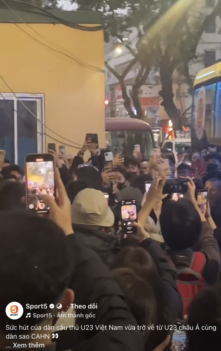 Đình Bắc phải cải trang, lên ô tô riêng, lặng lẽ ra về bằng cửa phụ khi được hàng ngàn fan săn đón- Ảnh 1. Đình Bắc phải cải trang, lên ô tô riêng, lặng lẽ ra về bằng cửa phụ khi được hàng ngàn fan săn đón- Ảnh 1.