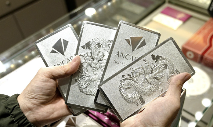 Giá bạc phục hồi nhanh, nhà đầu tư vẫn khóc ròng vì "đu đỉnh" - Ảnh 1.