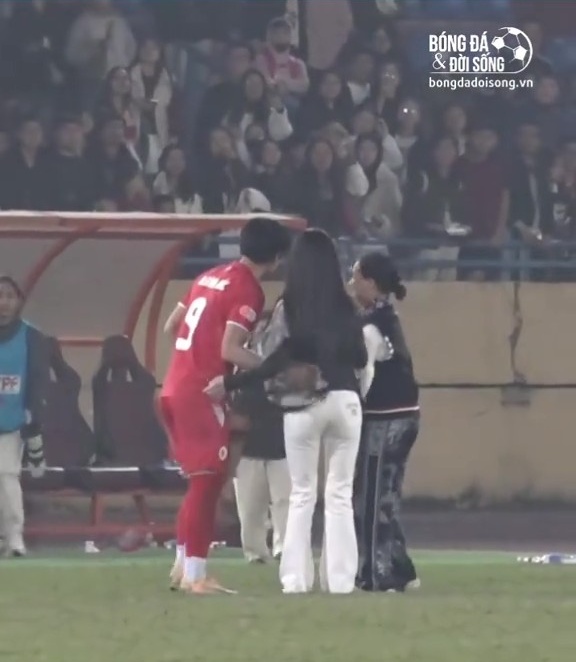 10 giây của Đình Bắc và Chu Thanh Huyền đang viral: "Cậu ấy lễ phép quá" - Ảnh 1.