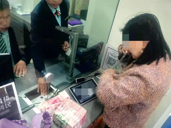 Người phụ nữ rút gần 9 tỷ đồng tiền tiết kiệm để làm đám cưới cho cháu trai, nhân viên ngân hàng bí mật báo cảnh sát: "Cháu bà khẳng định chưa có bạn gái"- Ảnh 1.