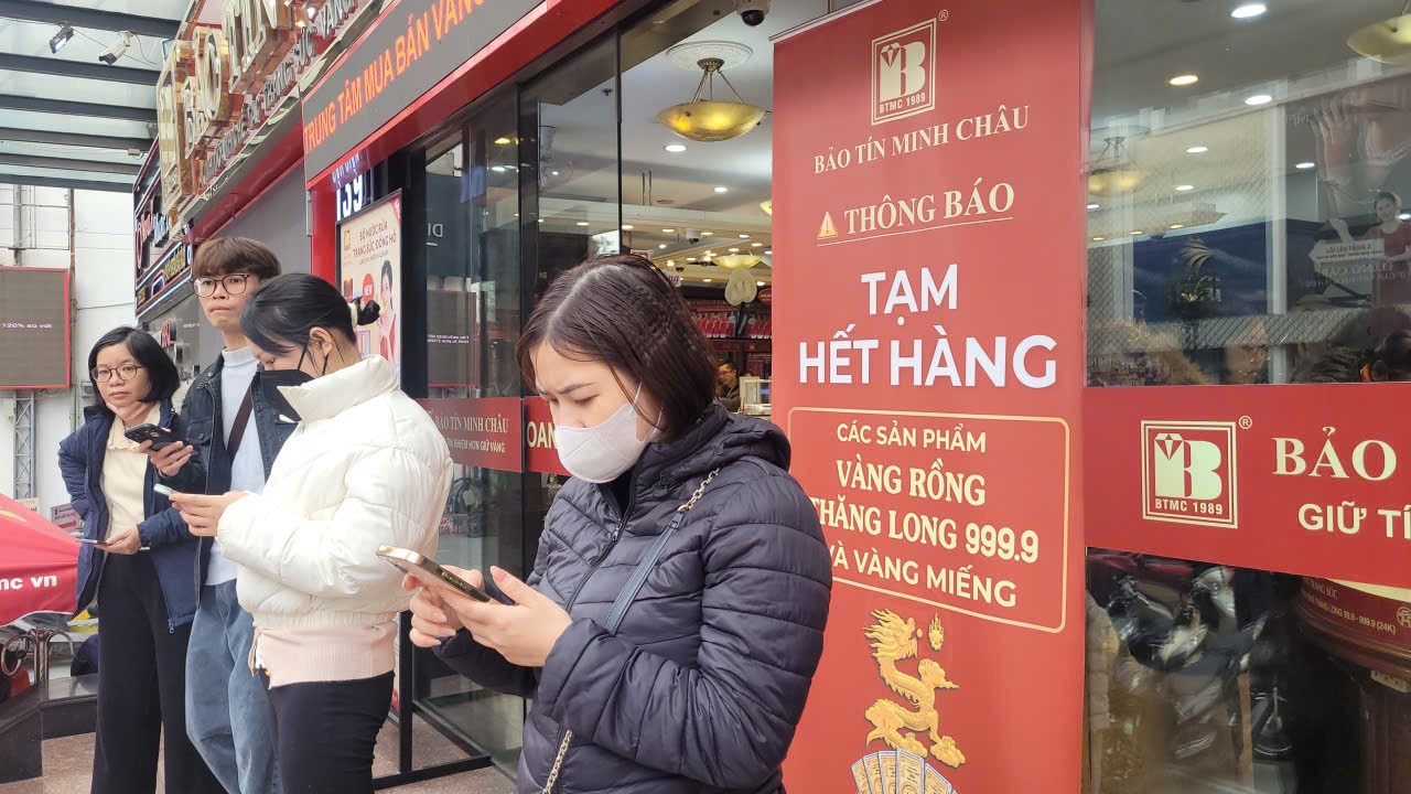 Đổ xô xếp hàng mua vàng, bạc- Ảnh 1.