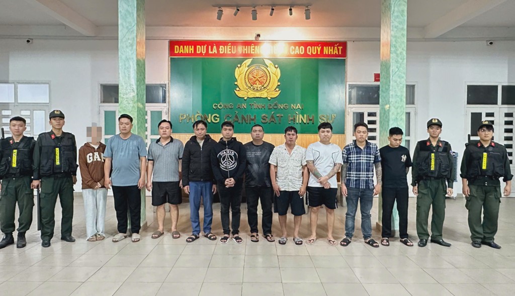 Hàng trăm cảnh sát đồng loạt bắt giữ Trần Quốc Phong và 10 người khác, thu giữ nhiều giấy tờ- Ảnh 1.