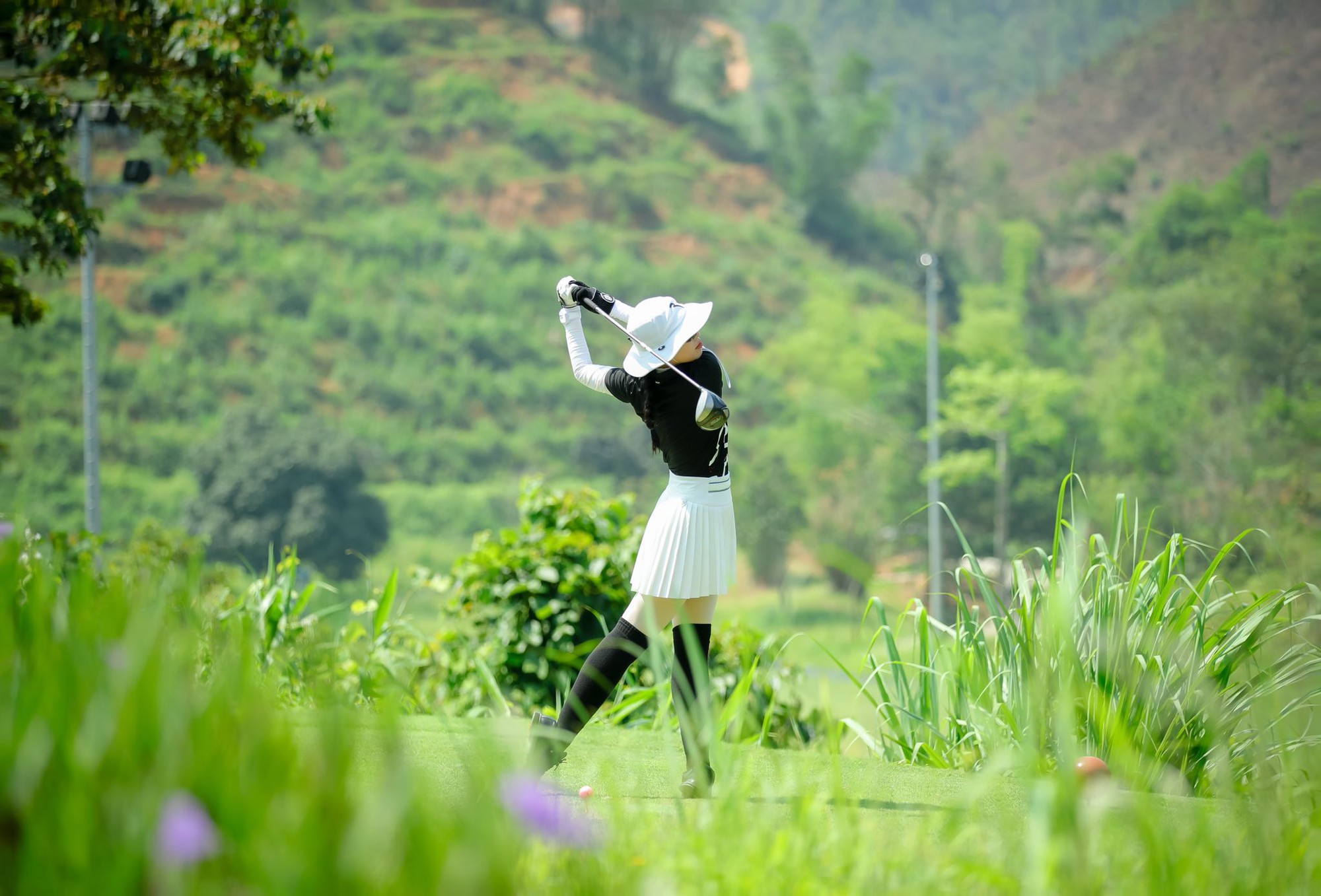 Viral ảnh Á hậu Phương Nhi xinh đẹp và khí chất chuẩn "dâu hào môn" khi chơi golf - môn gắn với Đỗ Mỹ Linh - Ảnh 7.