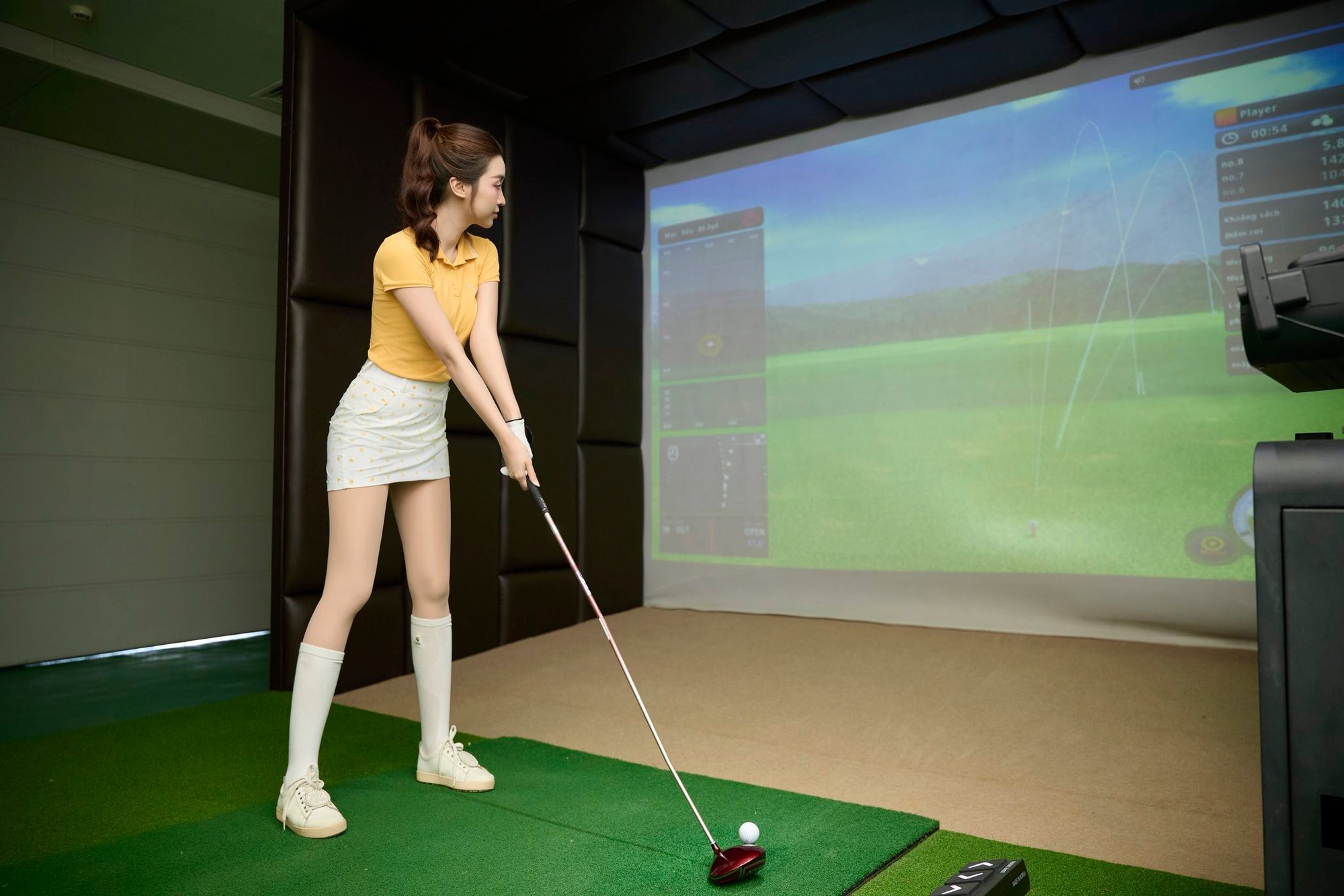 Viral ảnh Á hậu Phương Nhi xinh đẹp và khí chất chuẩn "dâu hào môn" khi chơi golf - môn gắn với Đỗ Mỹ Linh - Ảnh 6.