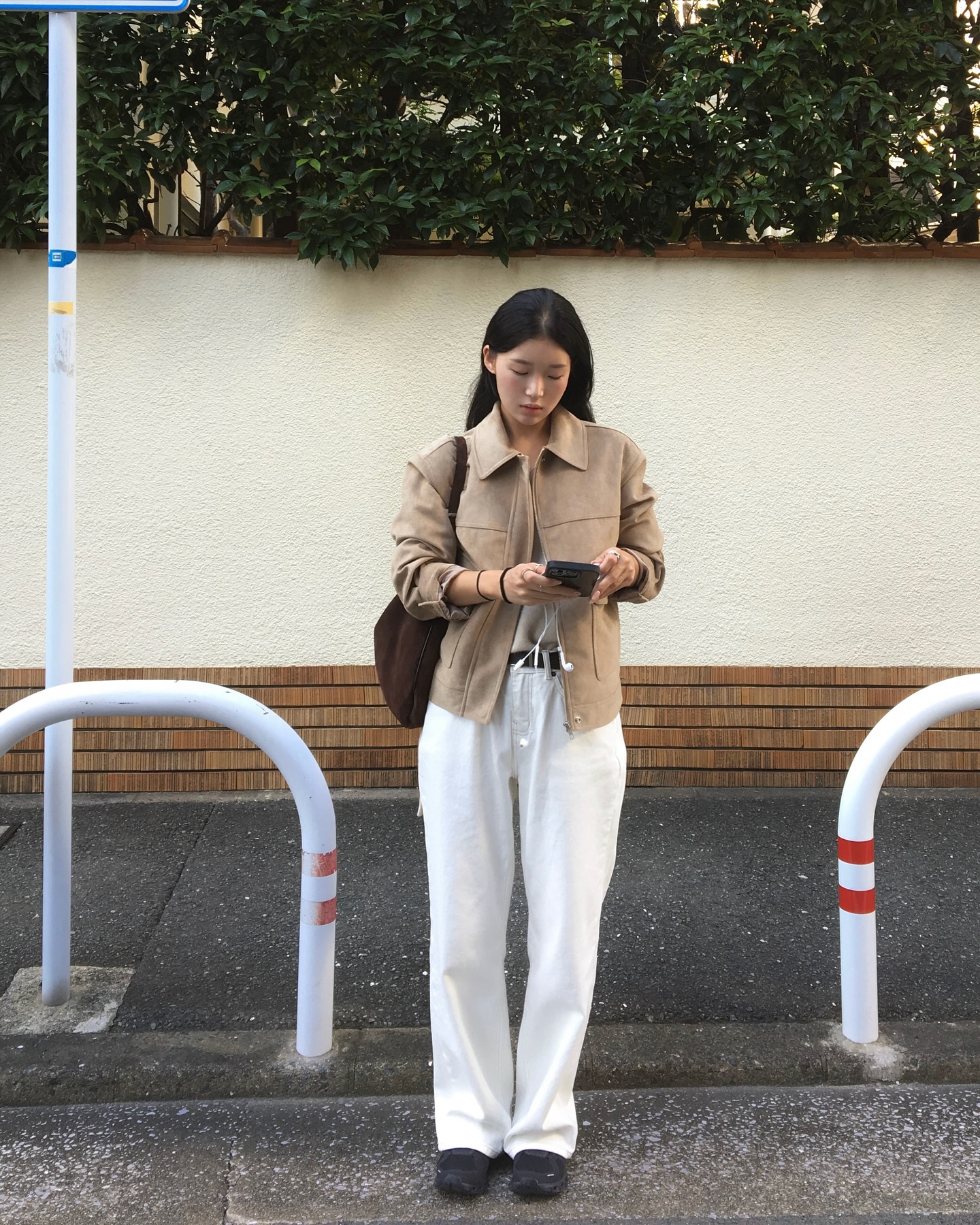 Nàng blogger mặc trang phục màu trung tính mỗi ngày, nhưng set nào cũng đẹp miễn chê- Ảnh 2.