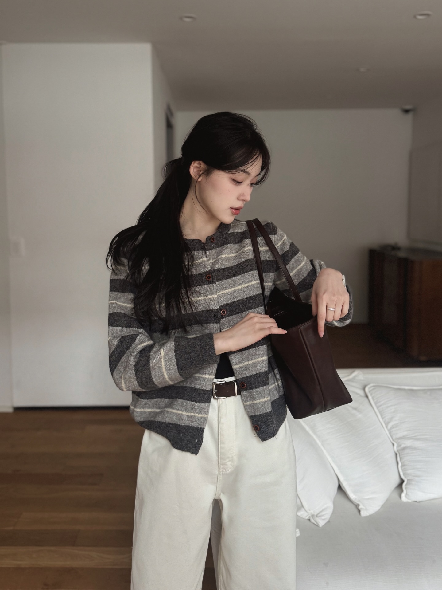 Phụ nữ Hàn mặc quần jeans ống rộng rất đẹp với 5 công thức- Ảnh 9.