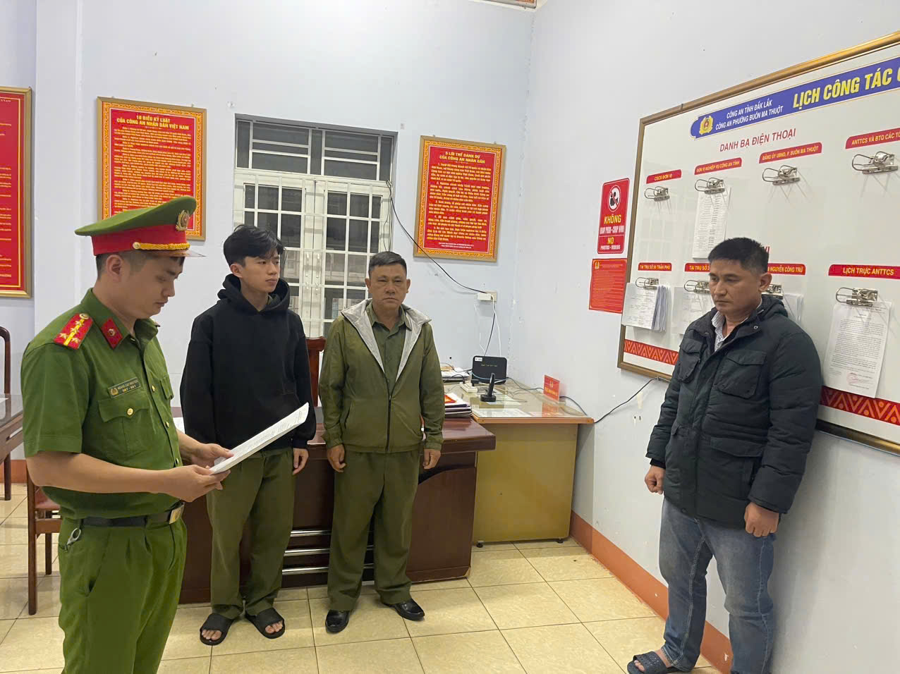 Khám xét khẩn cấp kho sản xuất, bắt Giám đốc Nguyễn Huy Vũ 48 tuổi- Ảnh 2.