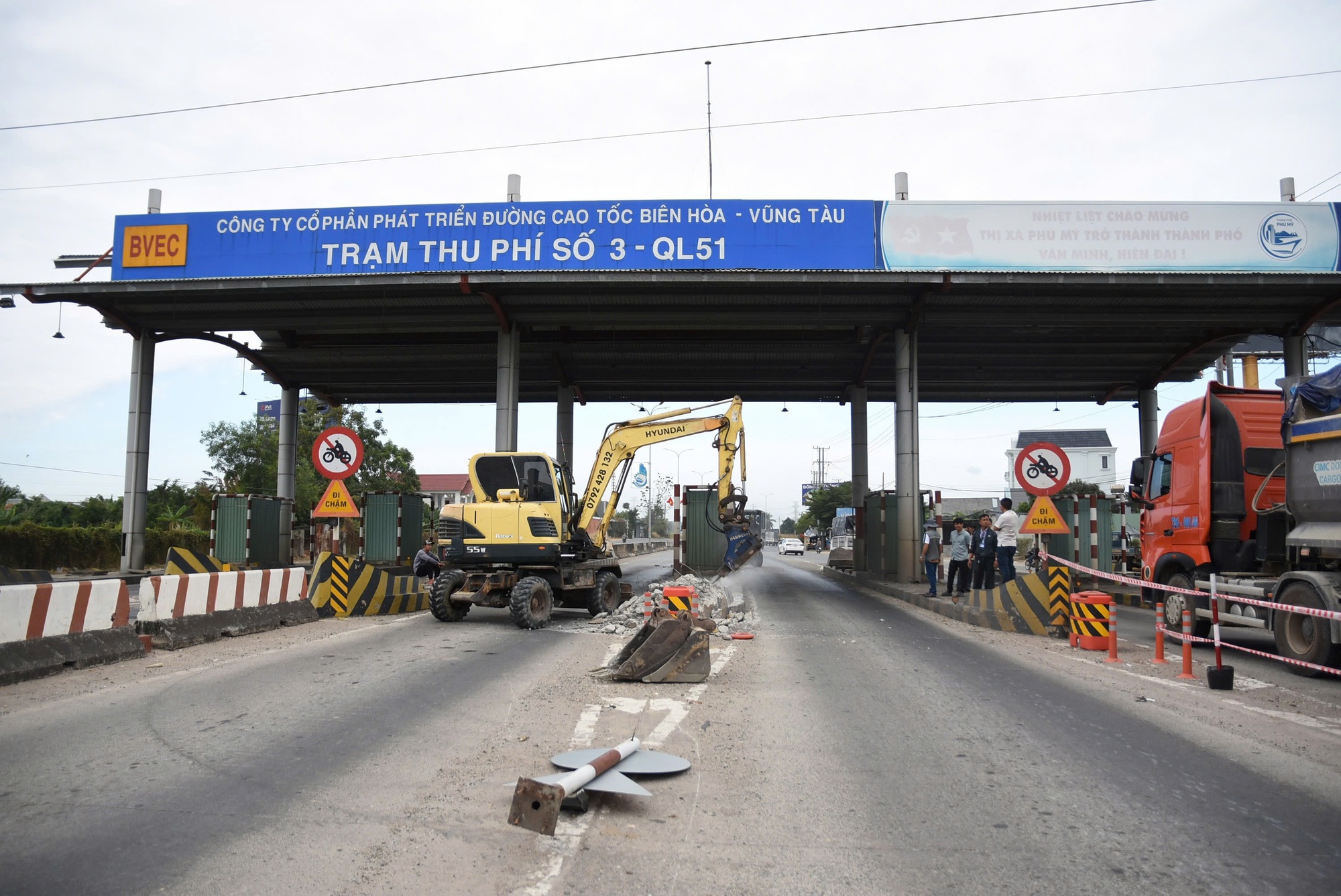 TPHCM: Chính thức tháo dỡ trạm thu phí T3 trên Quốc lộ 51 - Ảnh 4.